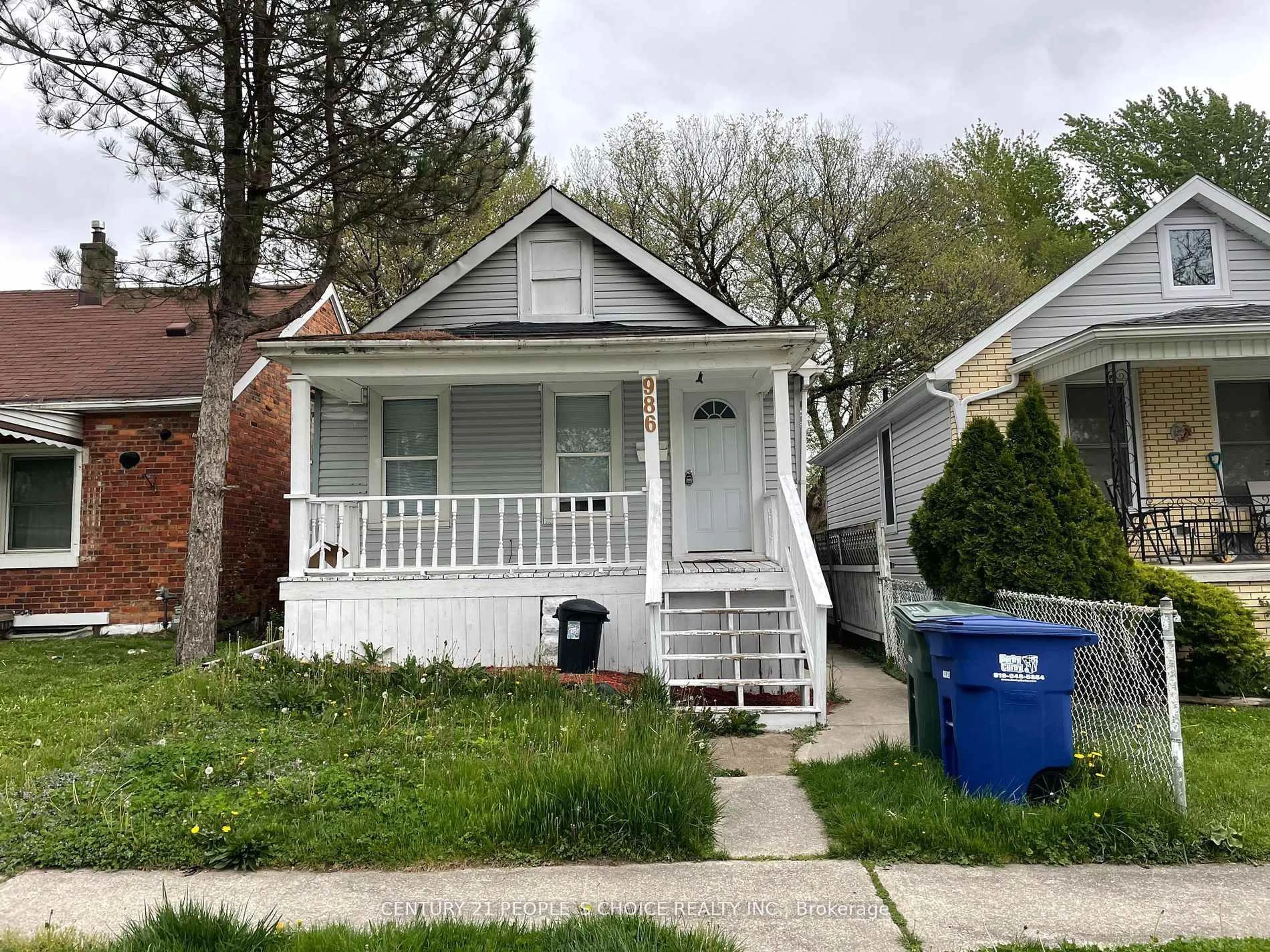 Home with vinyl exterior material, street for 986 Bridge Ave, Windsor Ontario N9B 2N1
