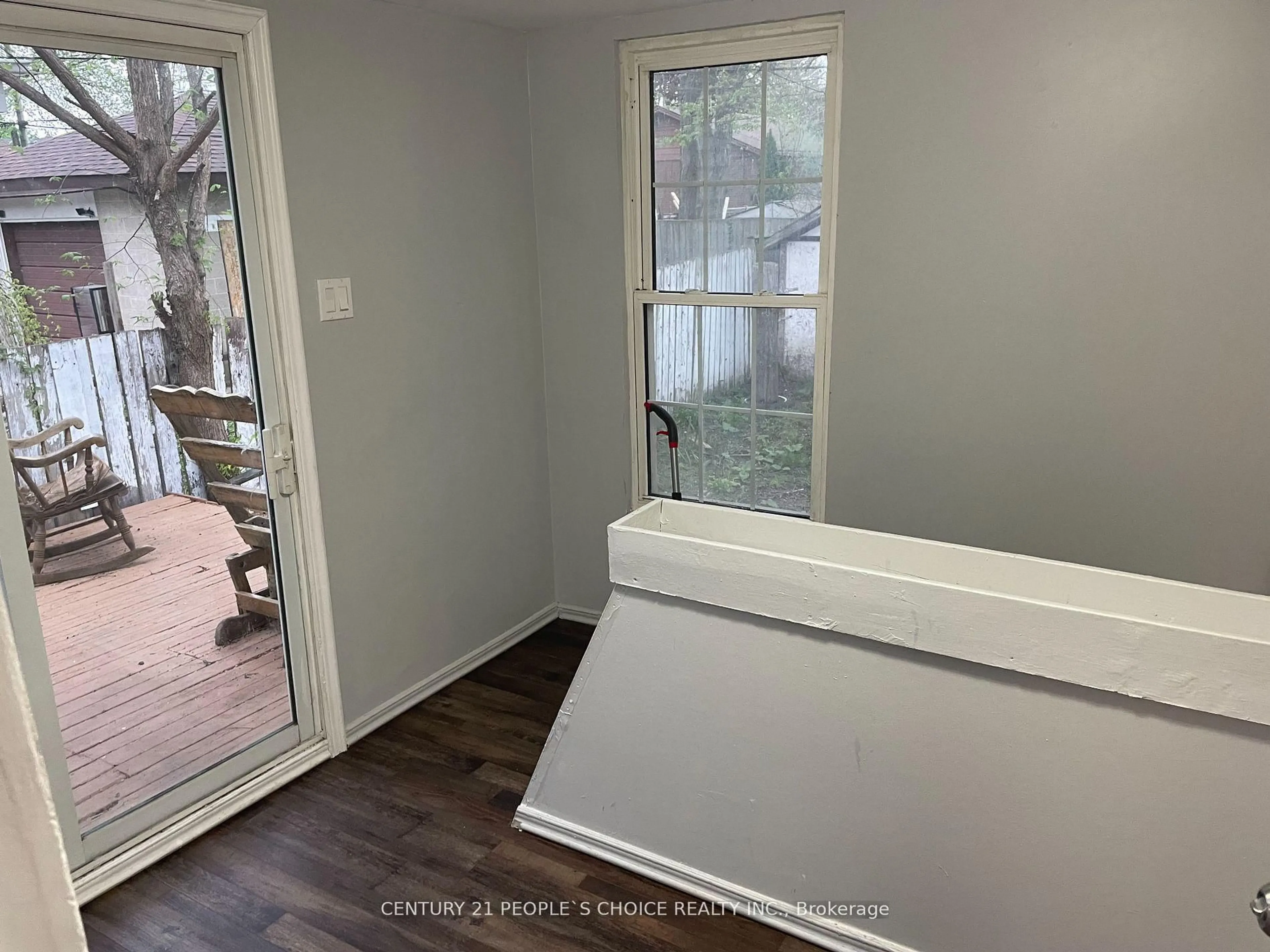 A pic of a room for 986 Bridge Ave, Windsor Ontario N9B 2N1