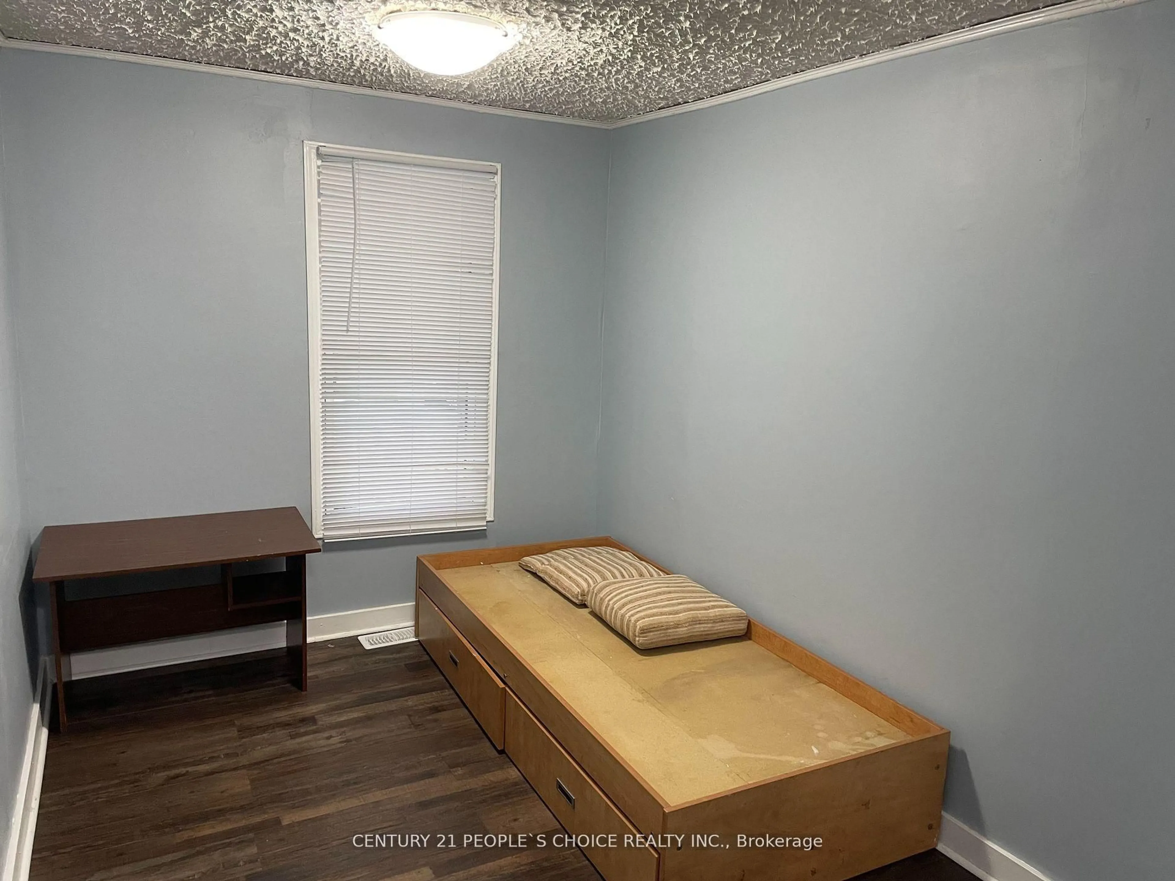 A pic of a room for 986 Bridge Ave, Windsor Ontario N9B 2N1
