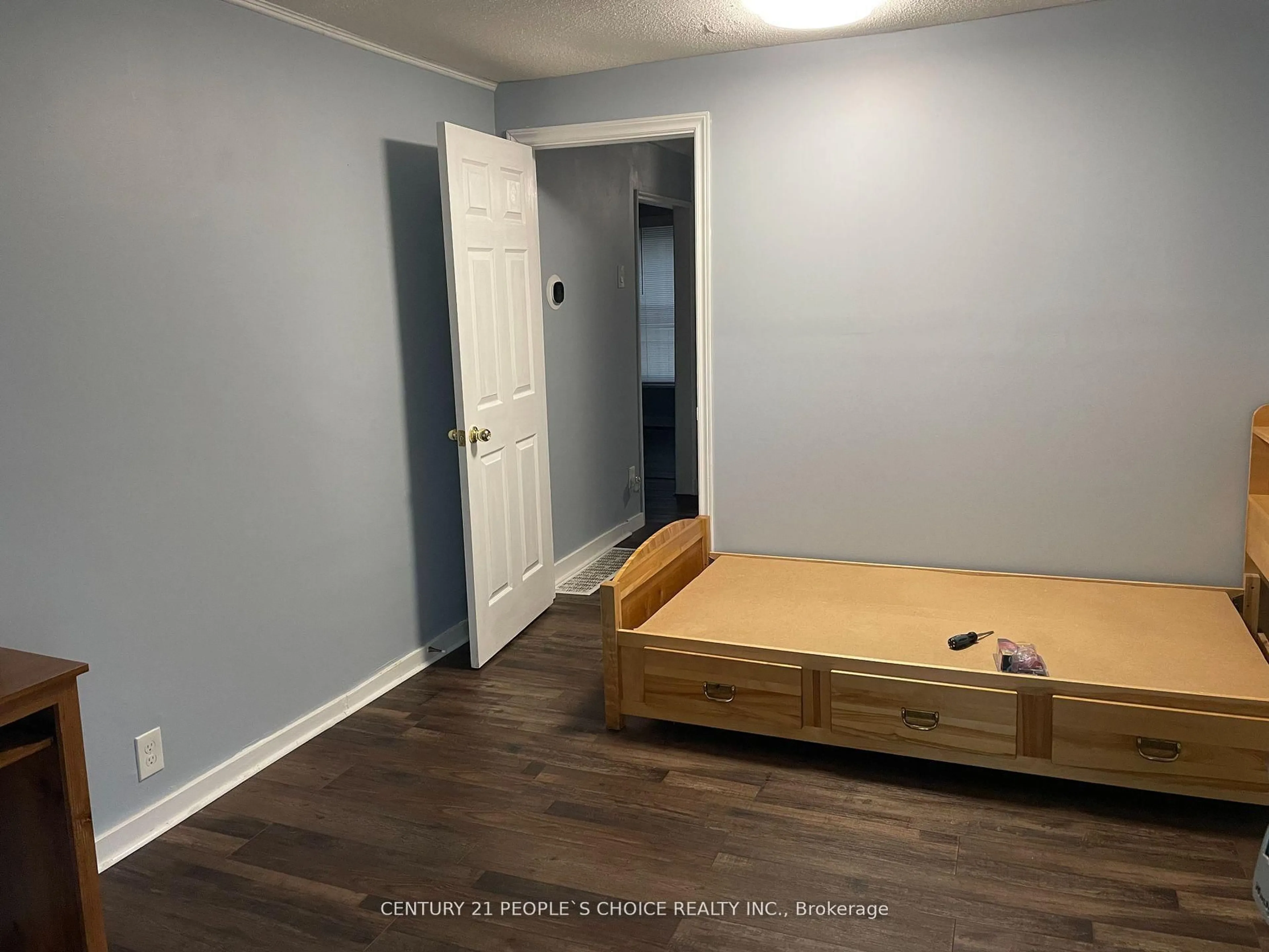 A pic of a room for 986 Bridge Ave, Windsor Ontario N9B 2N1