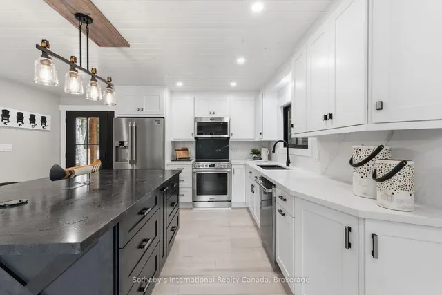 1023 Strachan Point Rd, Muskoka Lakes 2