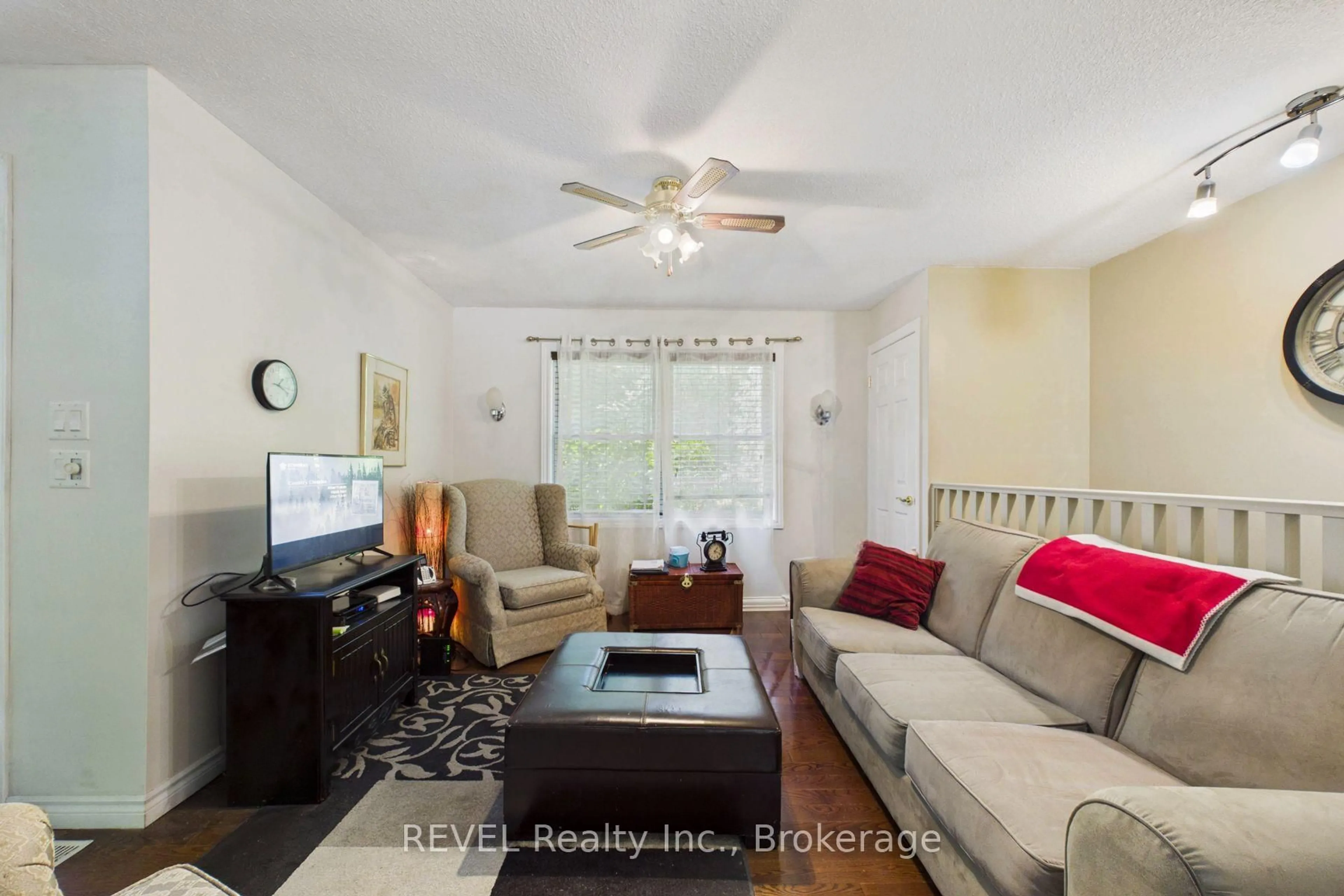 Living room with furniture, unknown for 52 Orr Rd, Huntsville Ontario P0B 1M0
