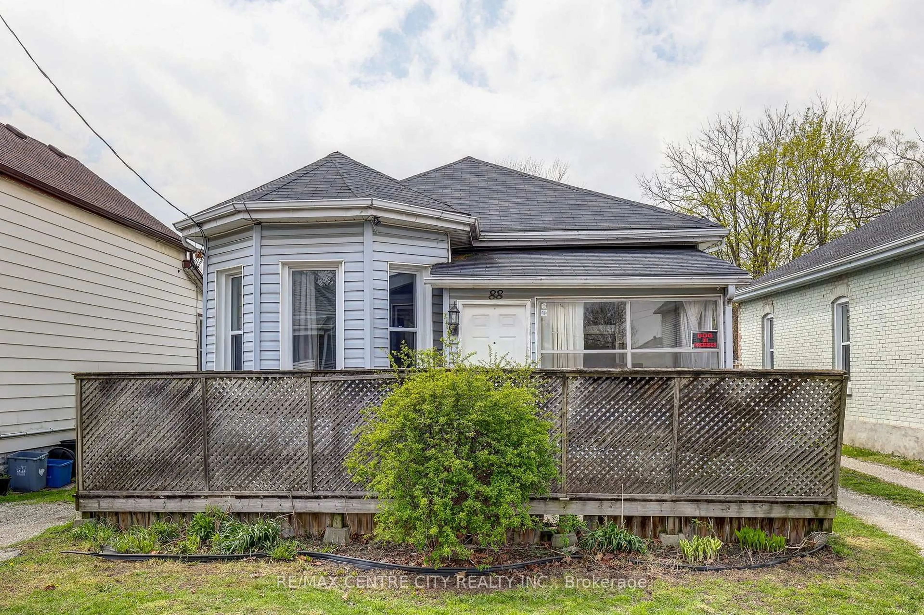 A pic from outside/outdoor area/front of a property/back of a property/a pic from drone, street for 88 Flora St, St. Thomas Ontario N5P 2X6