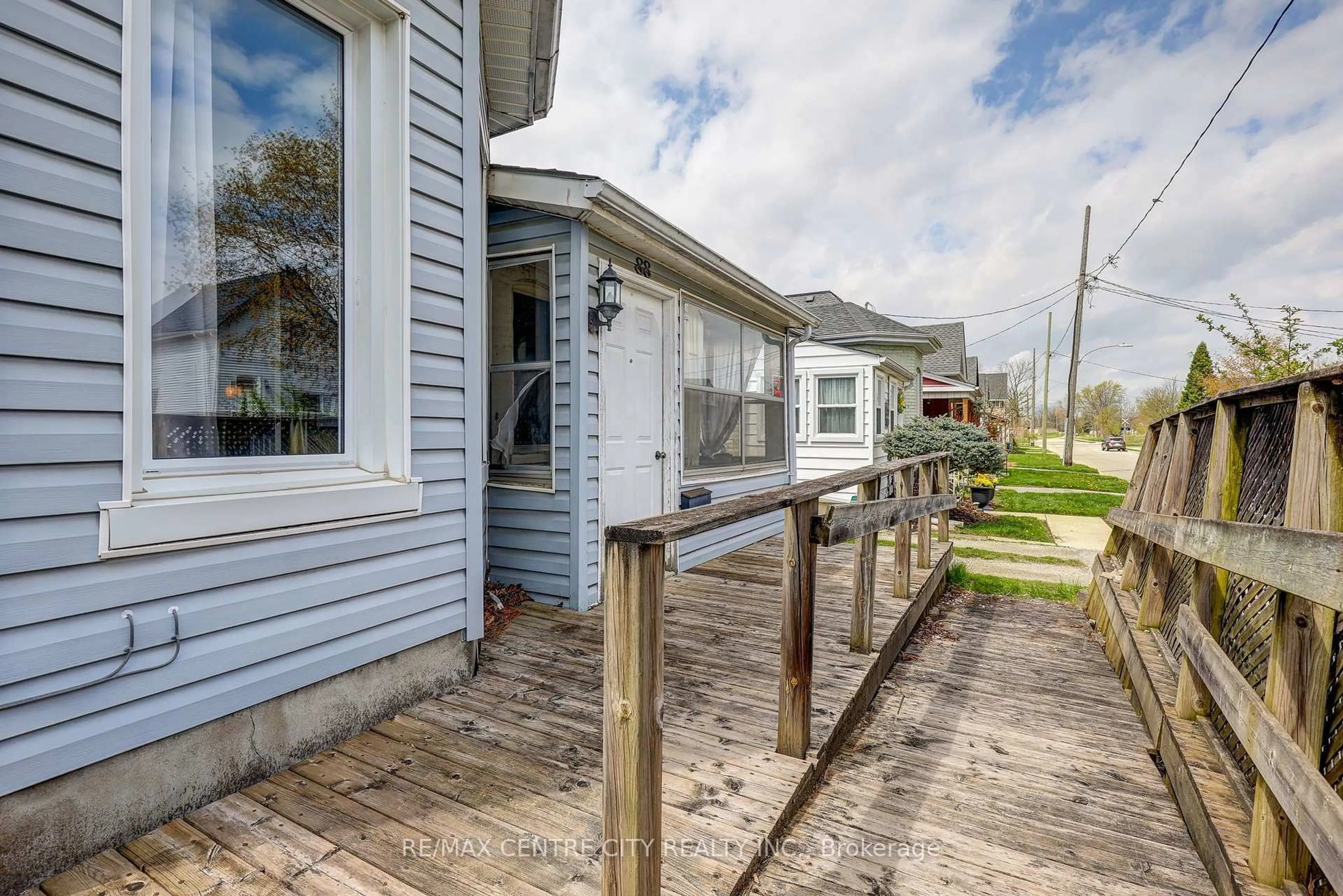 Patio, street for 88 Flora St, St. Thomas Ontario N5P 2X6