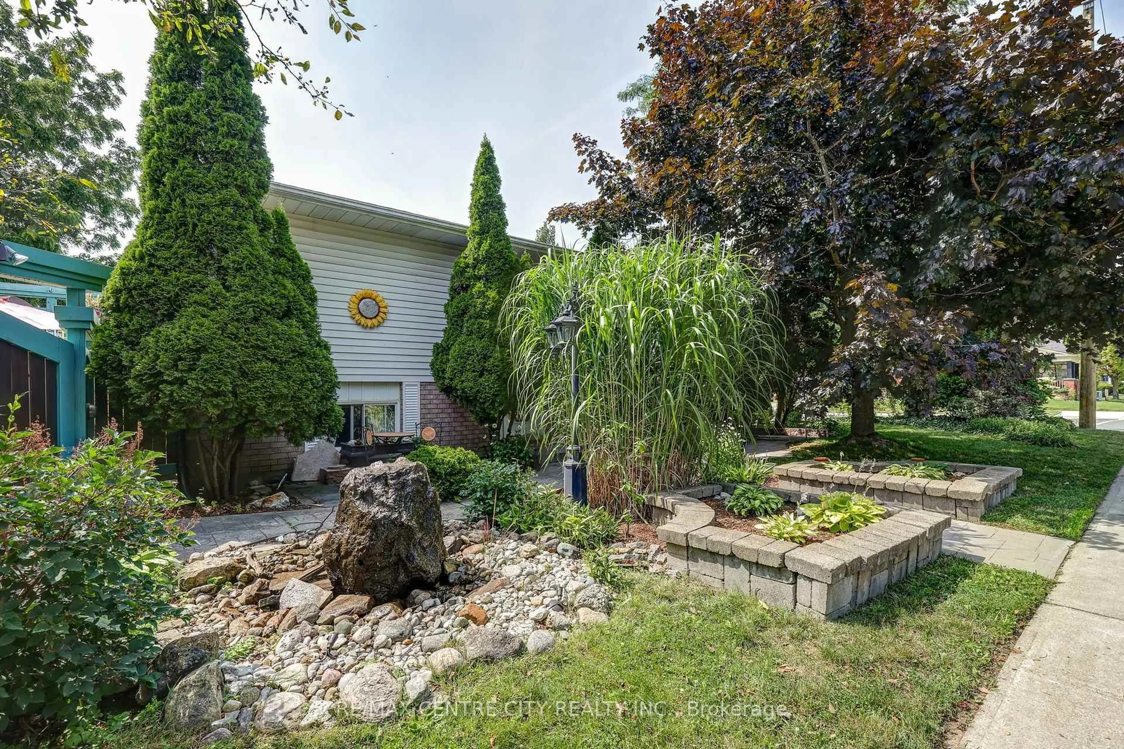 Patio, unknown for 37 Fifth Ave, St. Thomas Ontario N5R 4C4