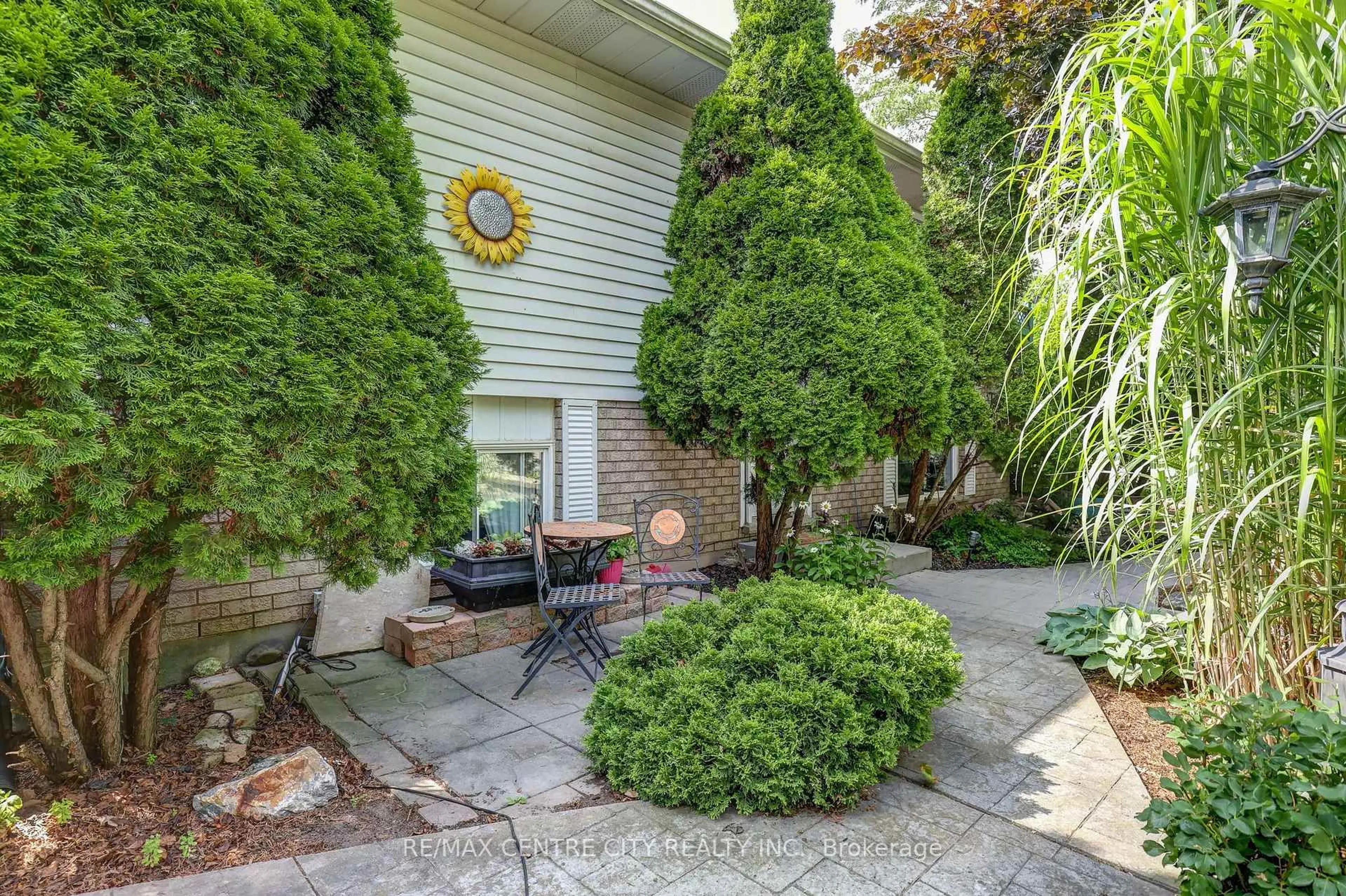 Patio, street for 37 Fifth Ave, St. Thomas Ontario N5R 4C4