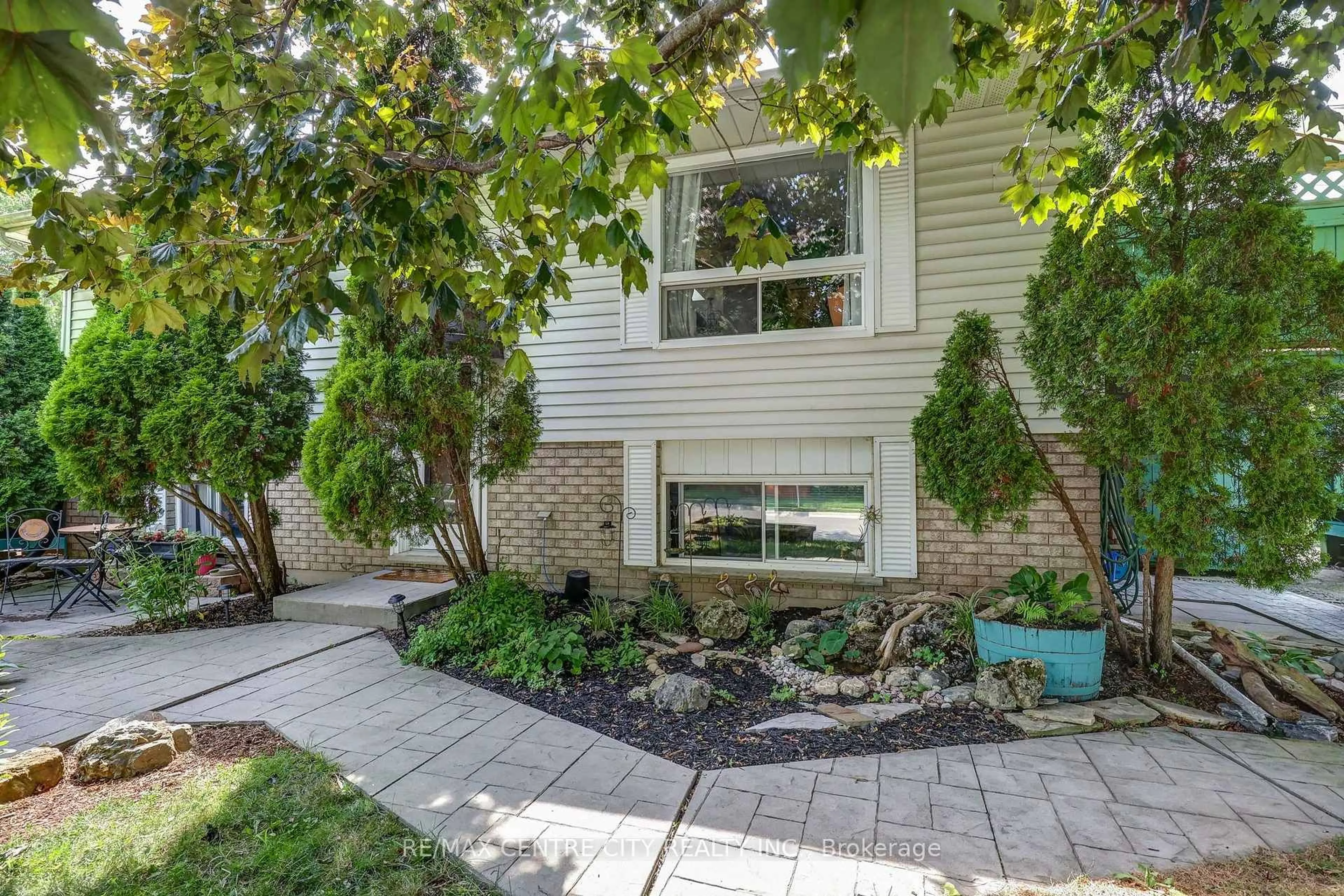 Home with brick exterior material, street for 37 Fifth Ave, St. Thomas Ontario N5R 4C4