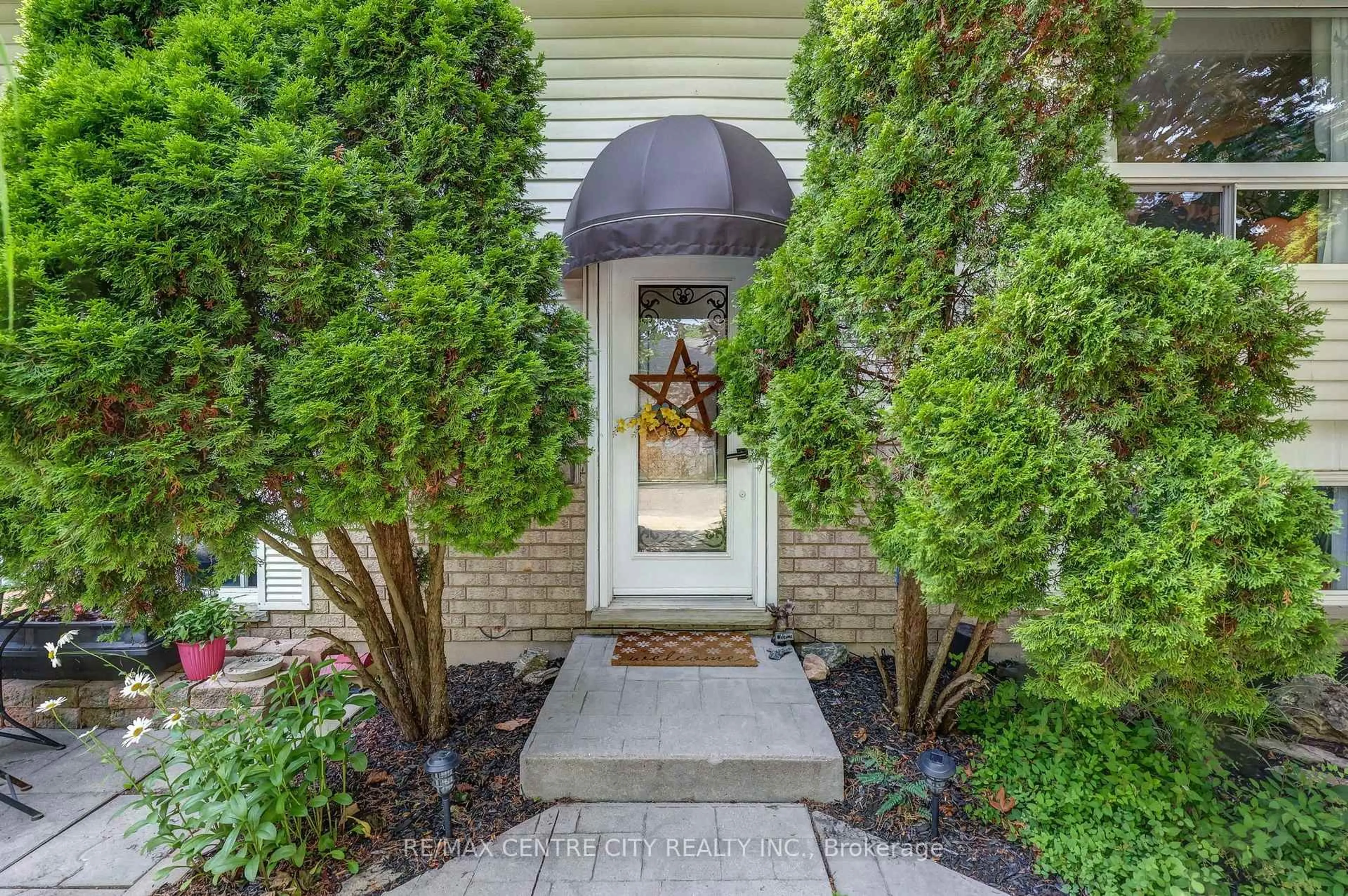 Indoor entryway for 37 Fifth Ave, St. Thomas Ontario N5R 4C4