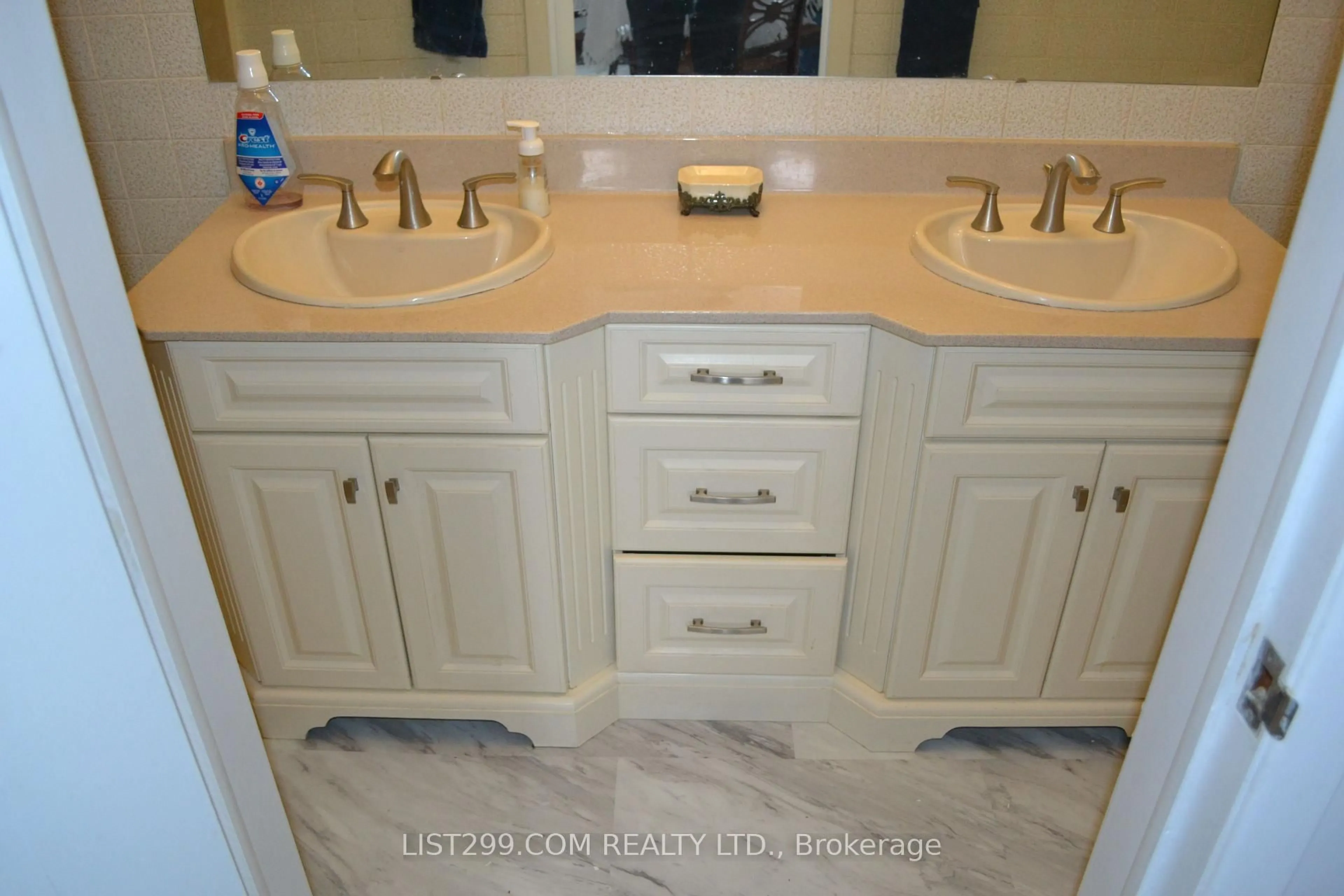 Contemporary bathroom, ceramic/tile floor for 1049 Talbot St, London East Ontario N6A 2V9