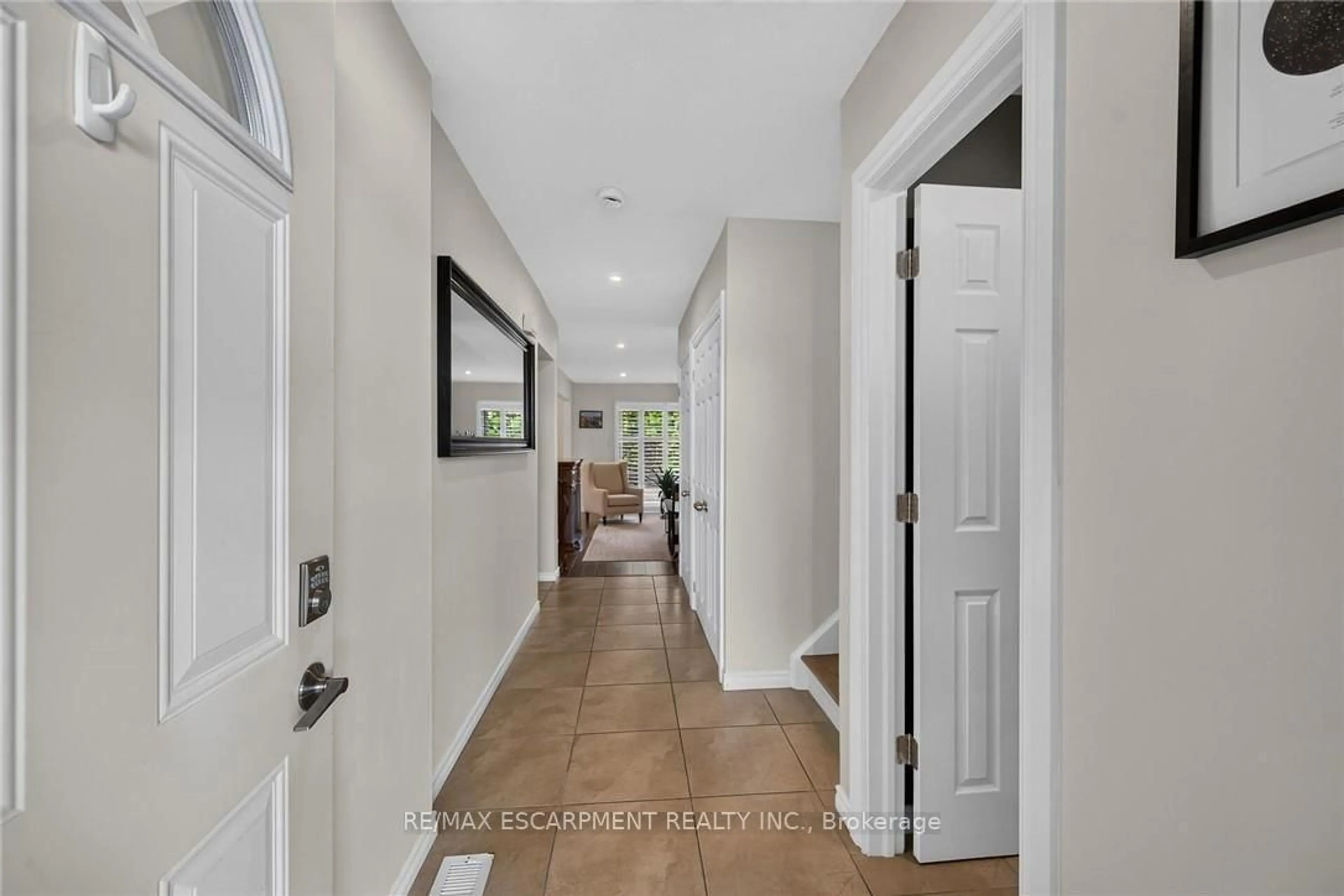 Indoor entryway for 30 Regent Ave #56, Hamilton Ontario L9B 1B3