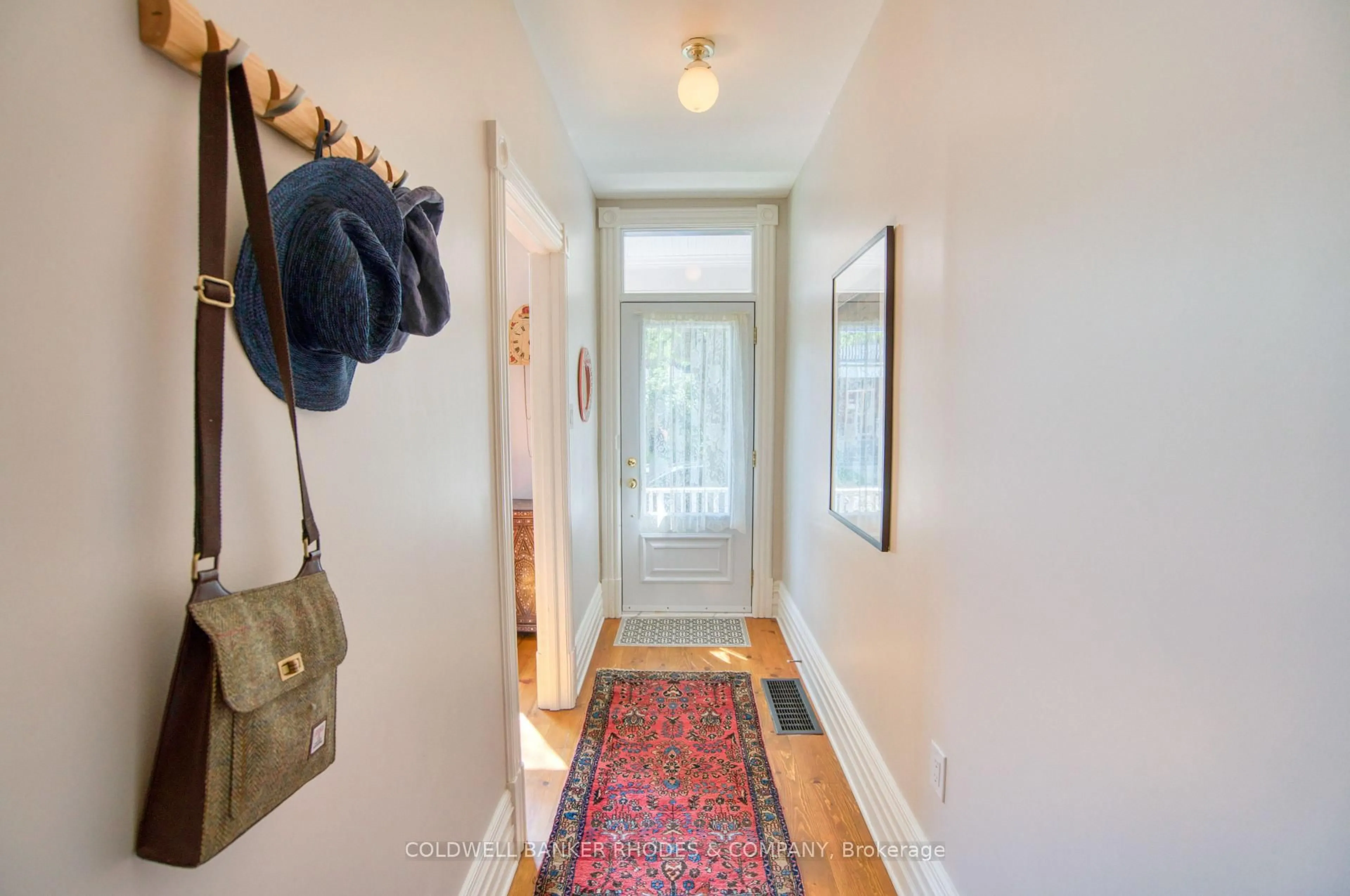 Indoor entryway for 103 1/2 Guigues Ave, Ottawa Ontario K1N 5H8