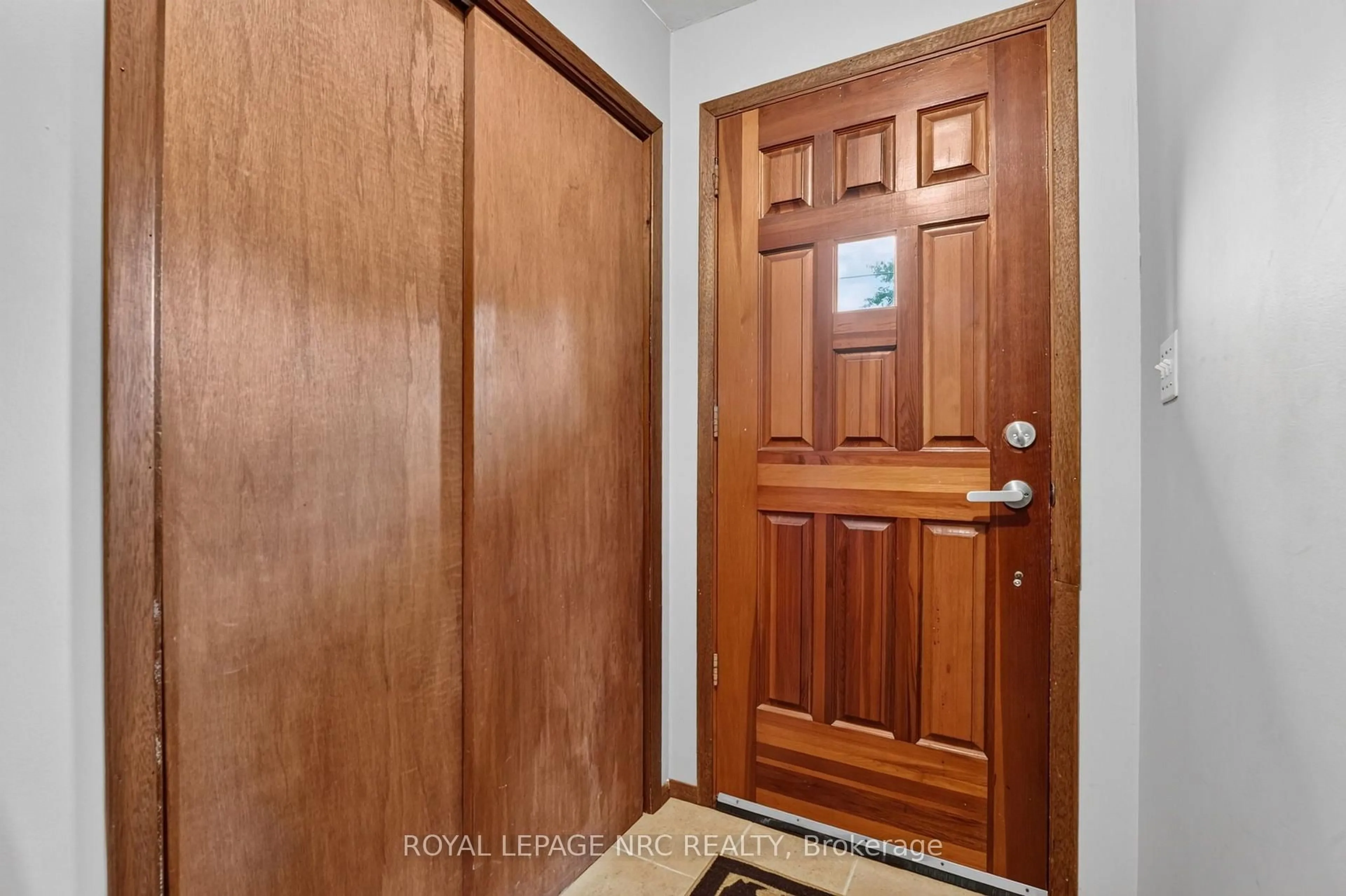 Indoor entryway for 545 Belleview Blvd, Fort Erie Ontario L0S 1N0