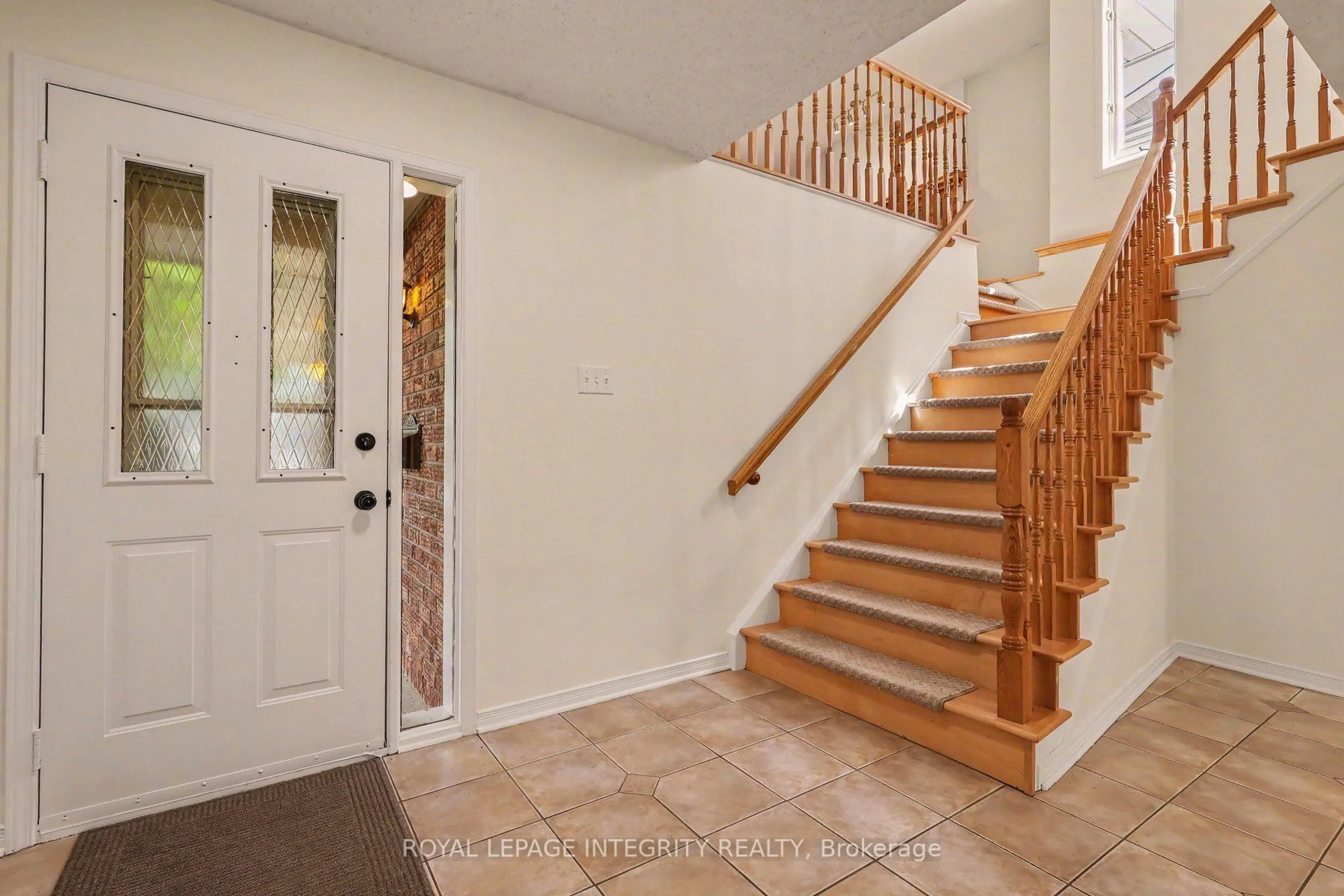 Indoor entryway for 7012 Notre Dame St, Ottawa Ontario K1C 1H7