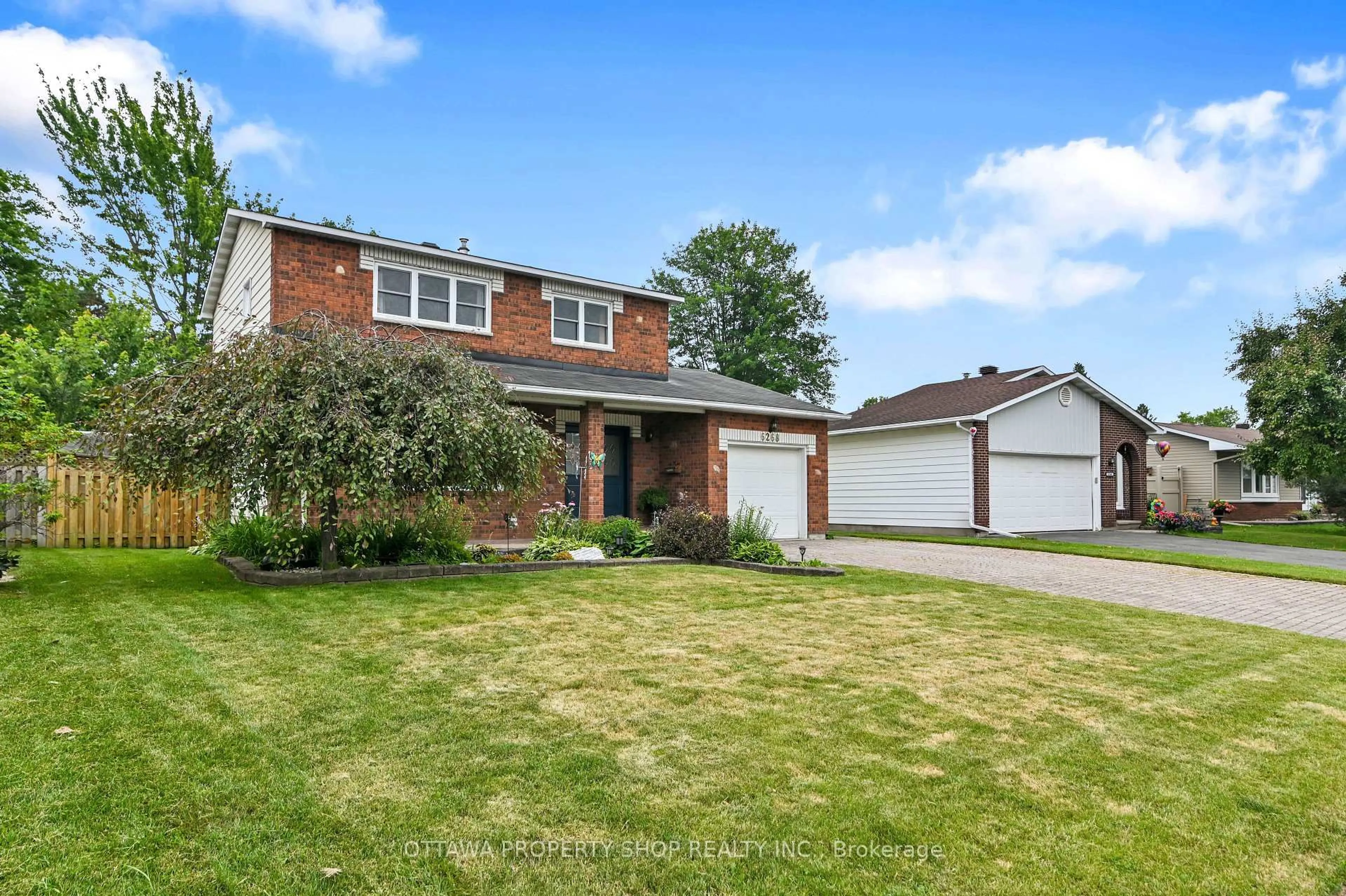 A pic from outside/outdoor area/front of a property/back of a property/a pic from drone, street for 6268 Steamer Lane, Ottawa Ontario K1C 1C9