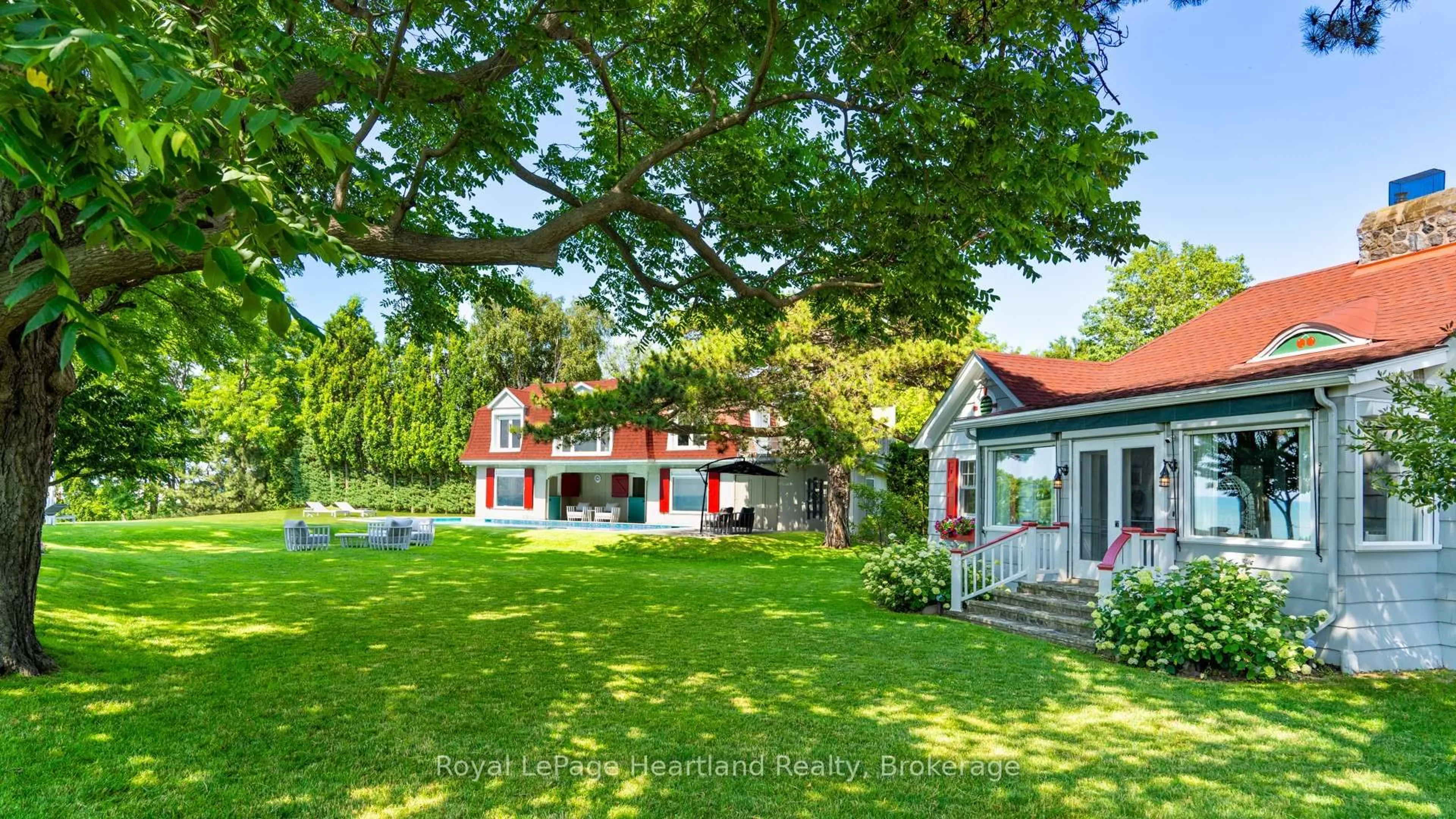 A pic from outside/outdoor area/front of a property/back of a property/a pic from drone, street for 284 Elgin Ave, Goderich Ontario N7A 2G1