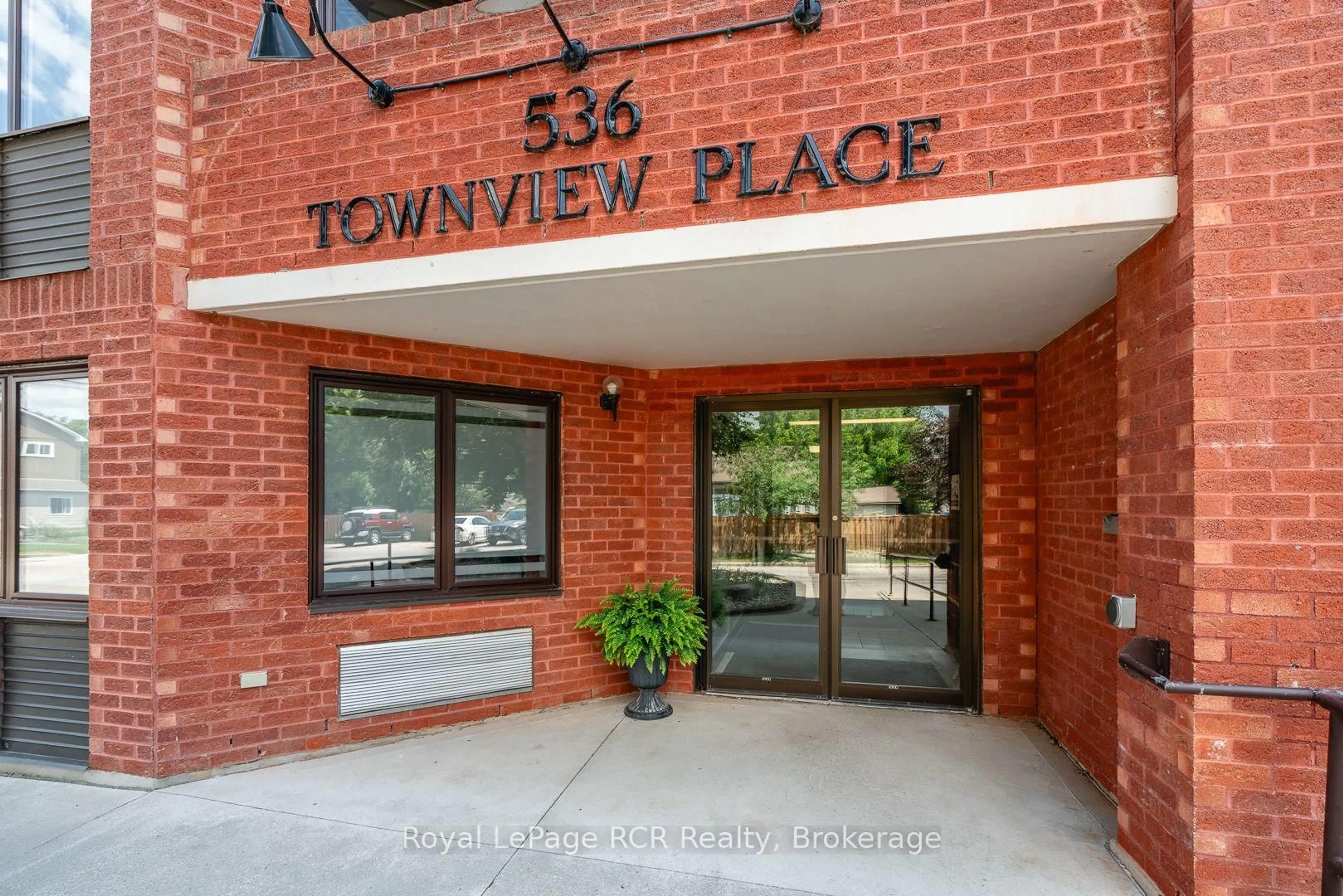 Indoor foyer for 536 11th Ave #606, Hanover Ontario N4N 2S4