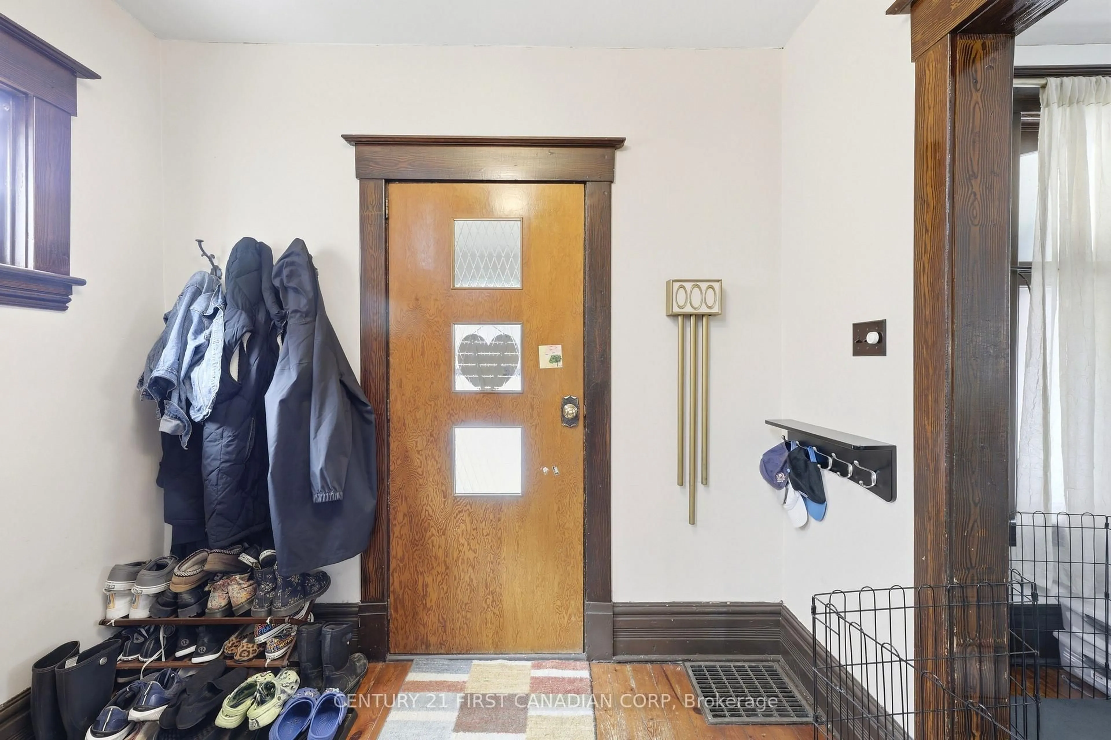 Indoor foyer for 95 Myrtle St, St. Thomas Ontario N5R 2E9