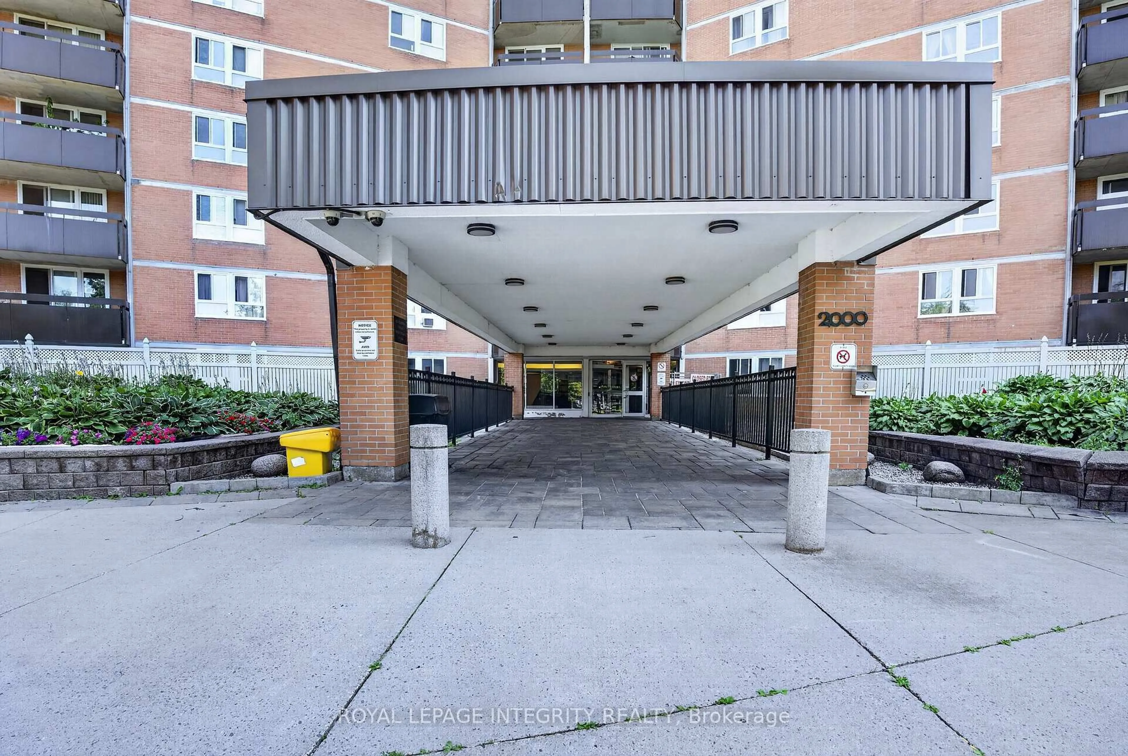 Indoor foyer for 2000 Jasmine Cres #606, Ottawa Ontario K1J 8K4