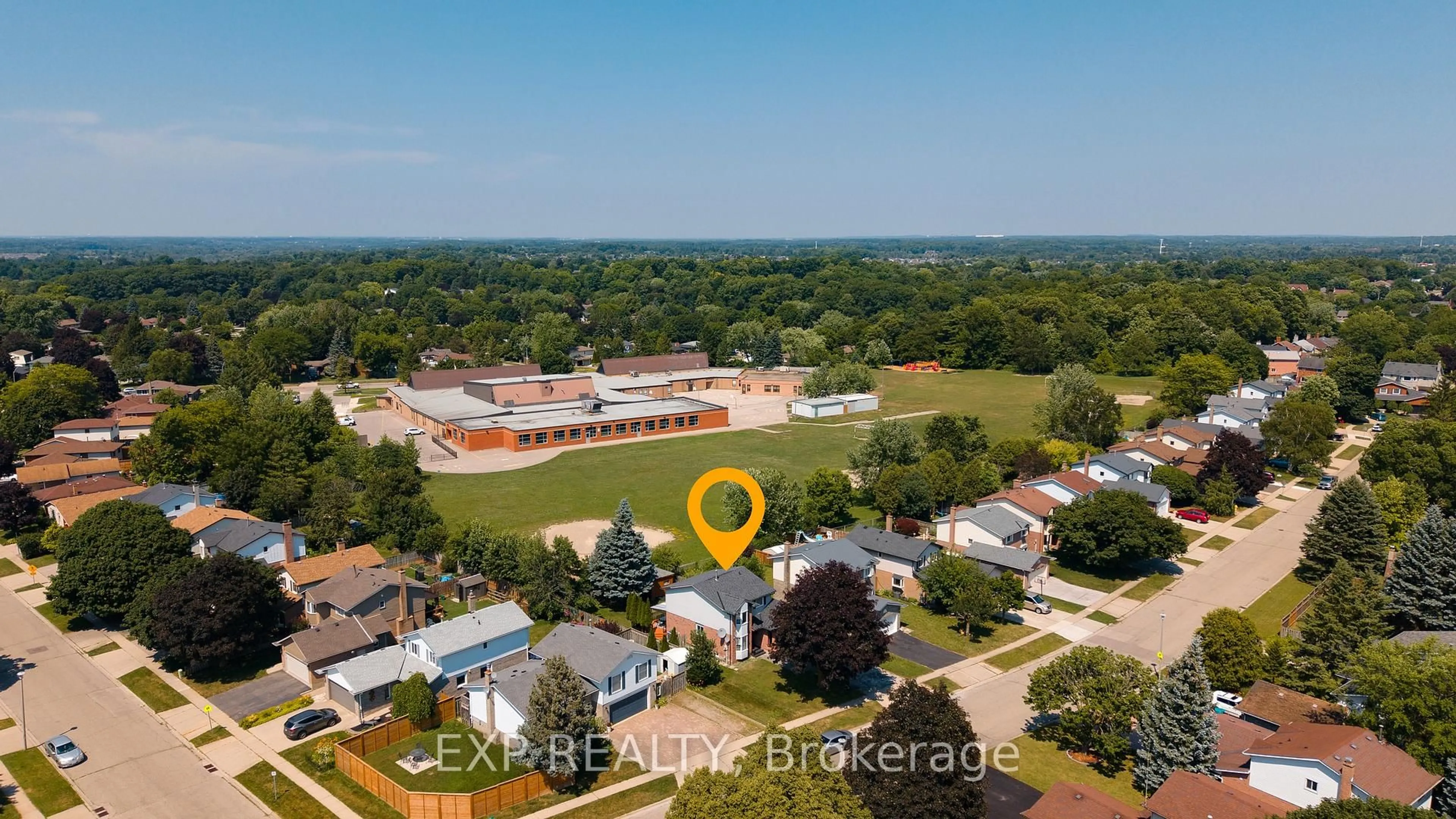 A pic from outside/outdoor area/front of a property/back of a property/a pic from drone, unknown for 9 Holm St, Cambridge Ontario N3C 3N3