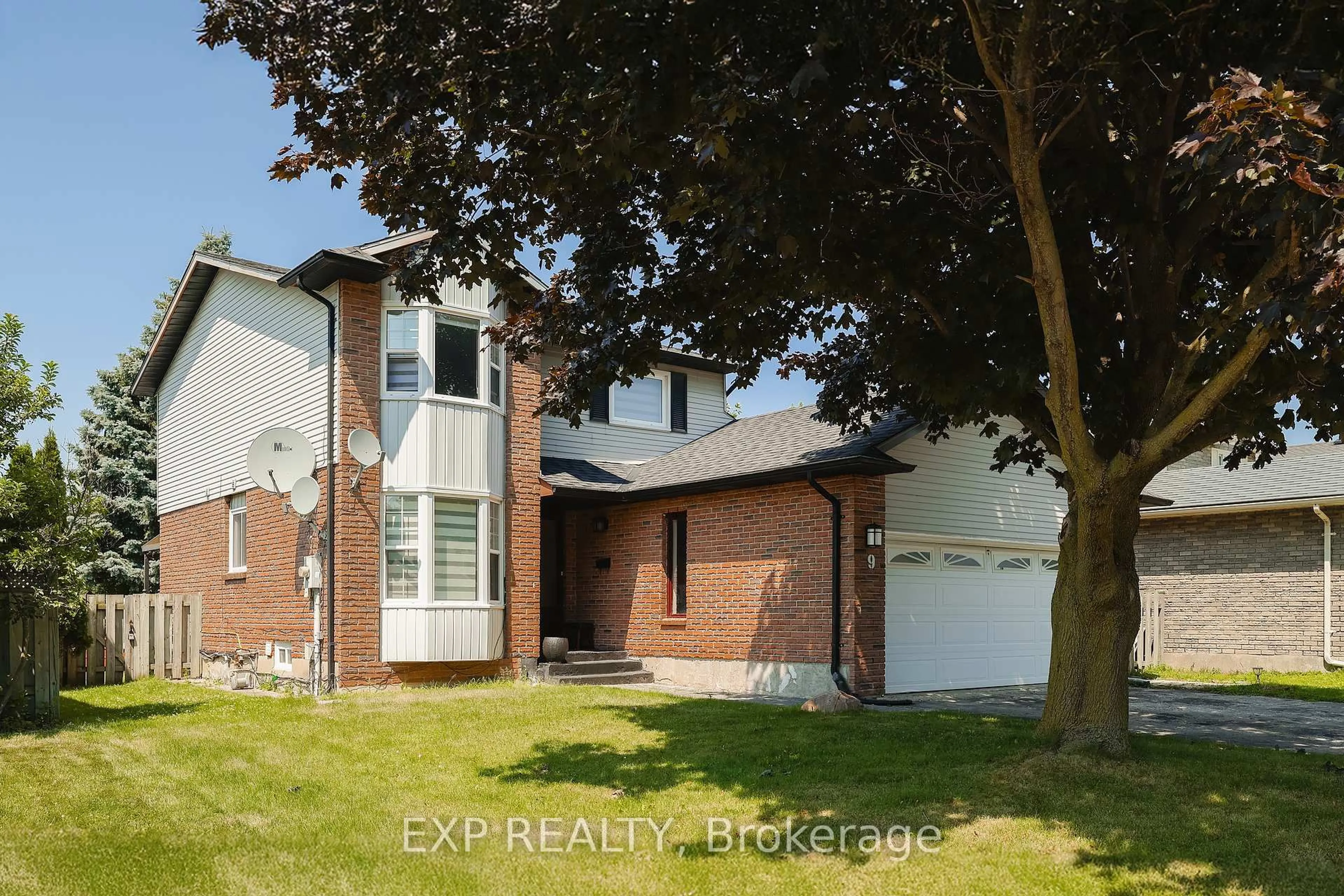 A pic from outside/outdoor area/front of a property/back of a property/a pic from drone, street for 9 Holm St, Cambridge Ontario N3C 3N3