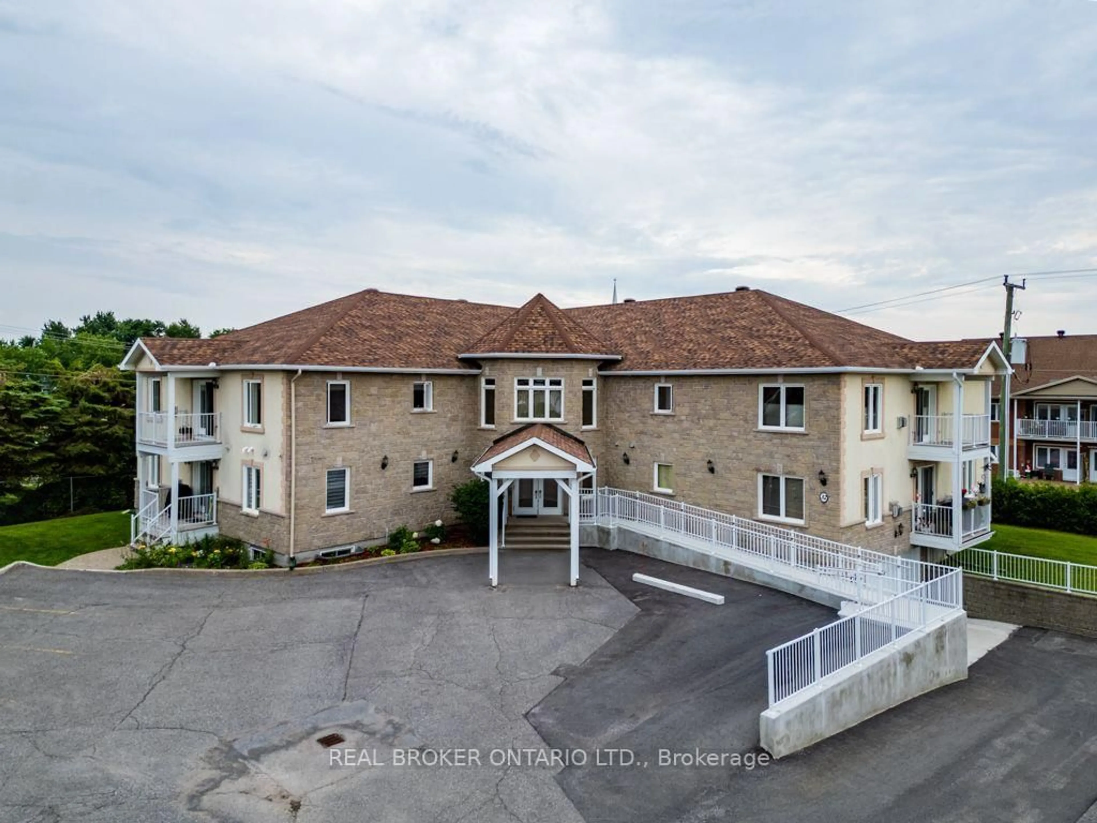 A pic from outside/outdoor area/front of a property/back of a property/a pic from drone, building for 32 La Croisee St #103, Russell Ontario K0A 1W0