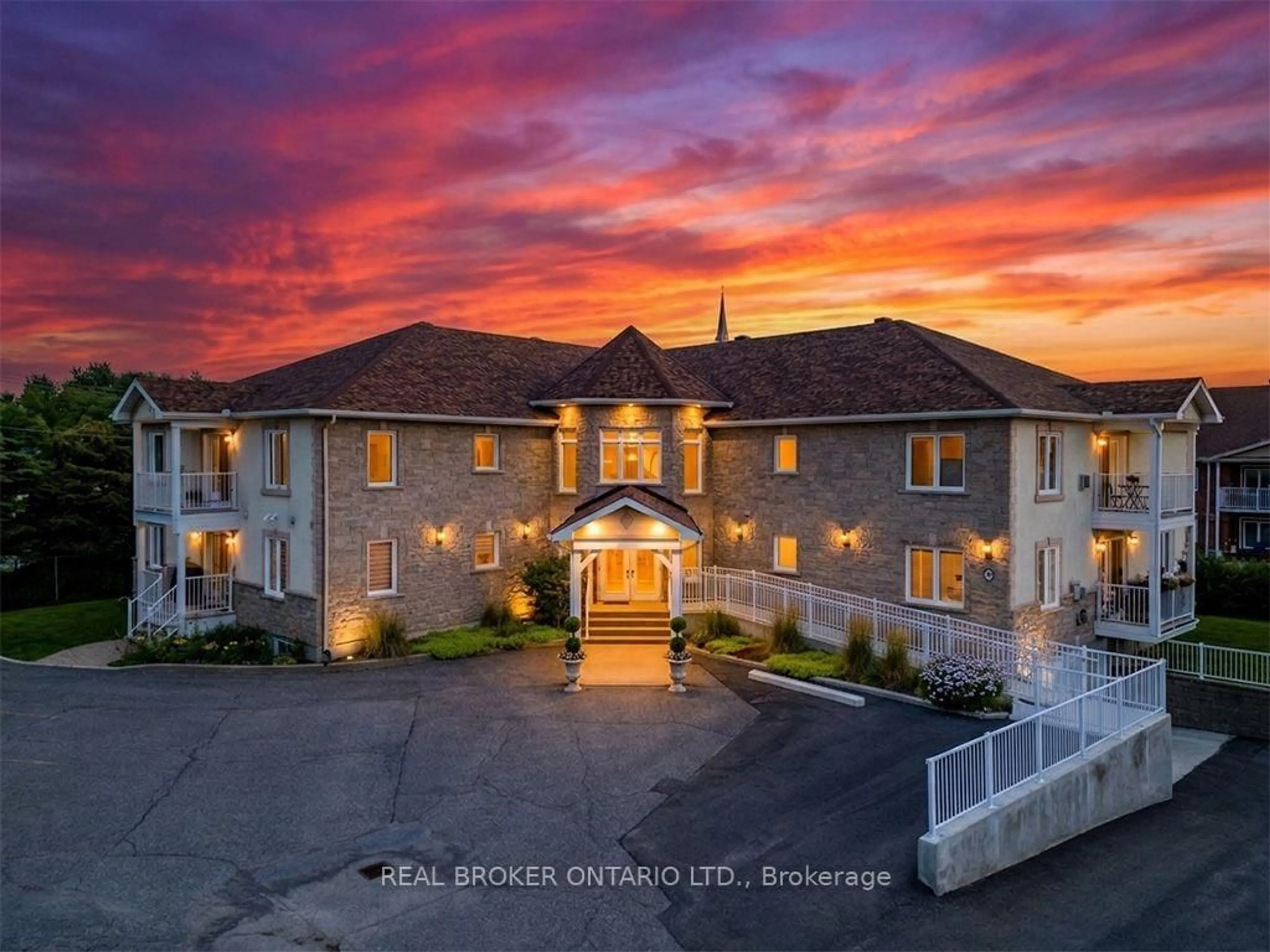 A pic from outside/outdoor area/front of a property/back of a property/a pic from drone, building for 32 La Croisee St #103, Russell Ontario K0A 1W0