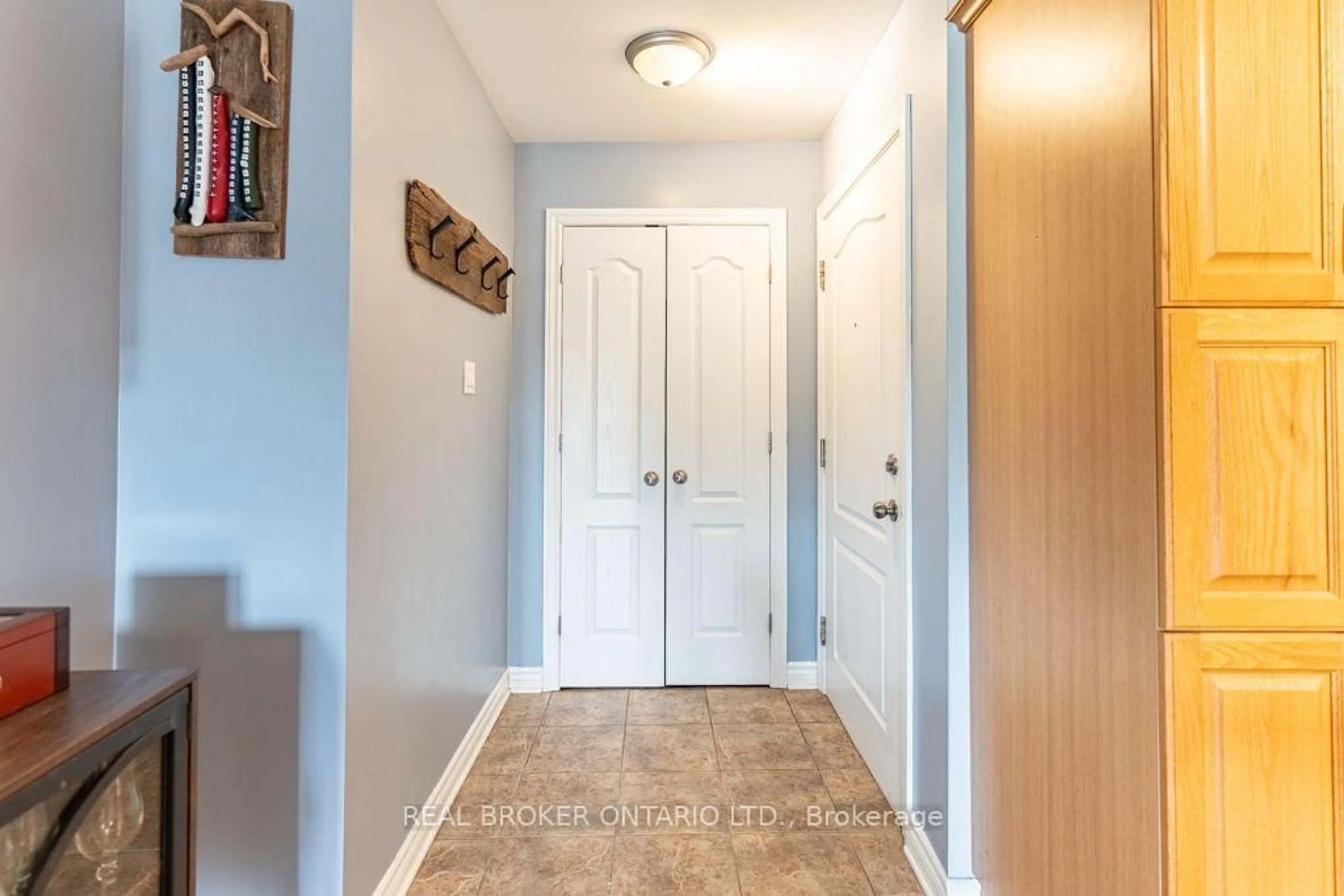 Indoor entryway for 32 La Croisee St #103, Russell Ontario K0A 1W0