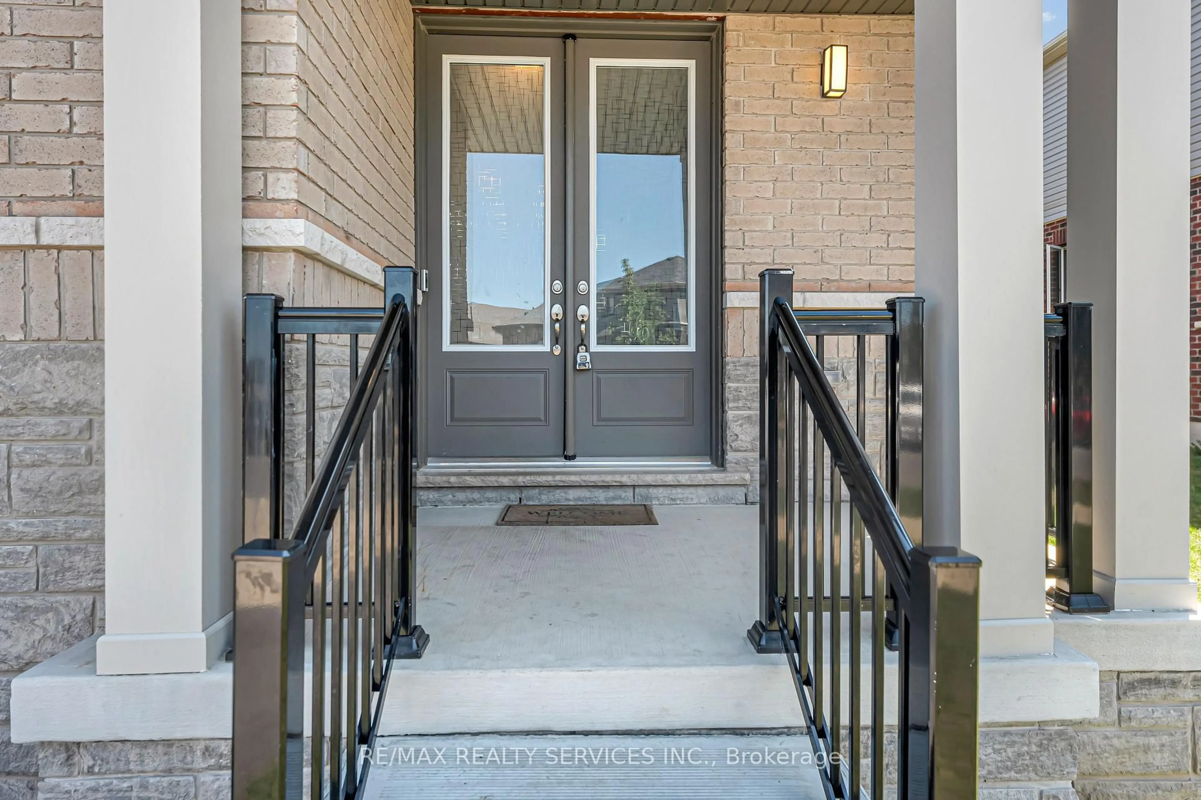 Indoor entryway for 13 STEADMAN St, Cambridge Ontario N1S 0C7