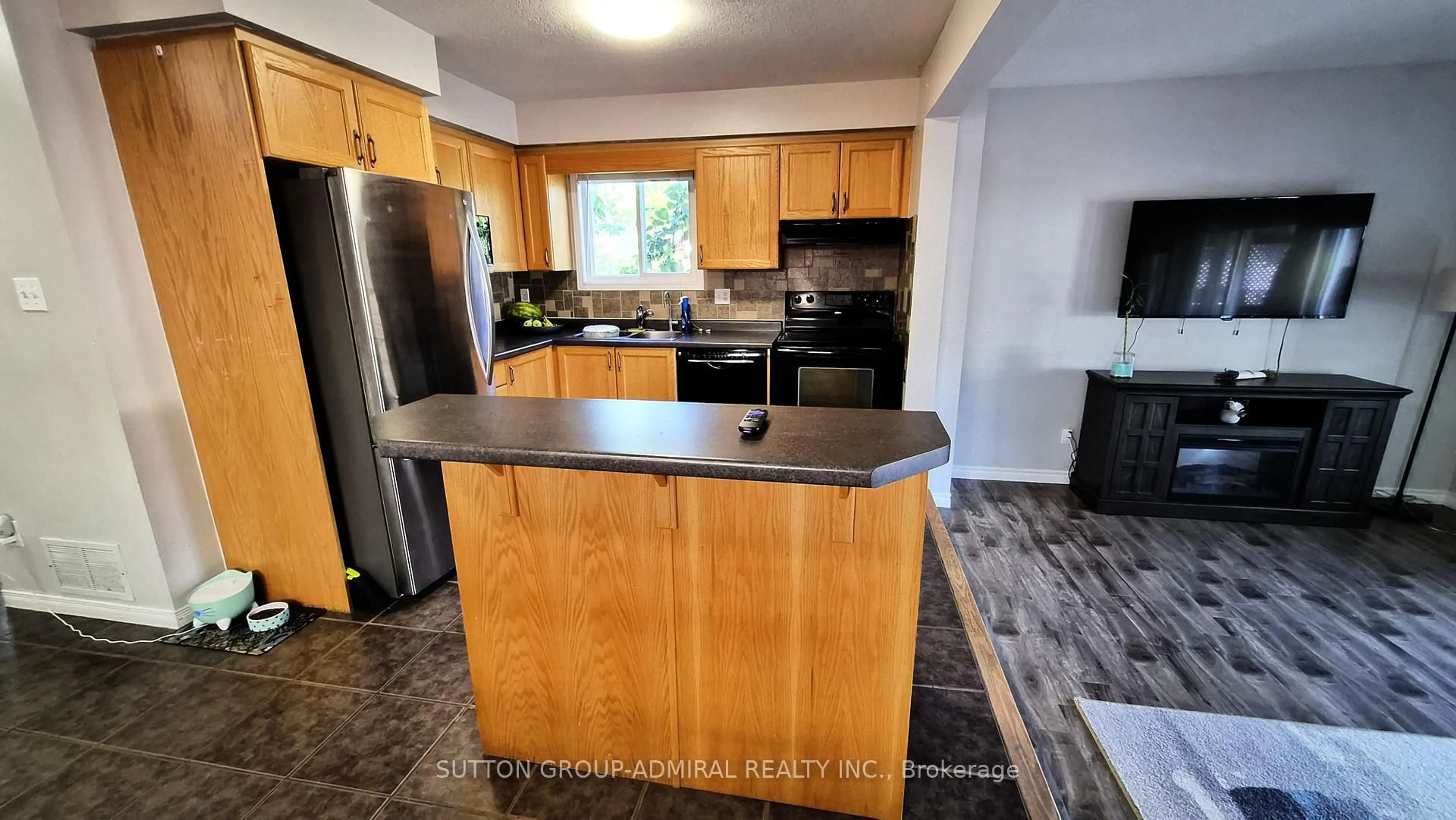 Standard kitchen, wood/laminate floor for 115 PEACH BLOSSOM Cres, Kitchener Ontario N2E 3Z7