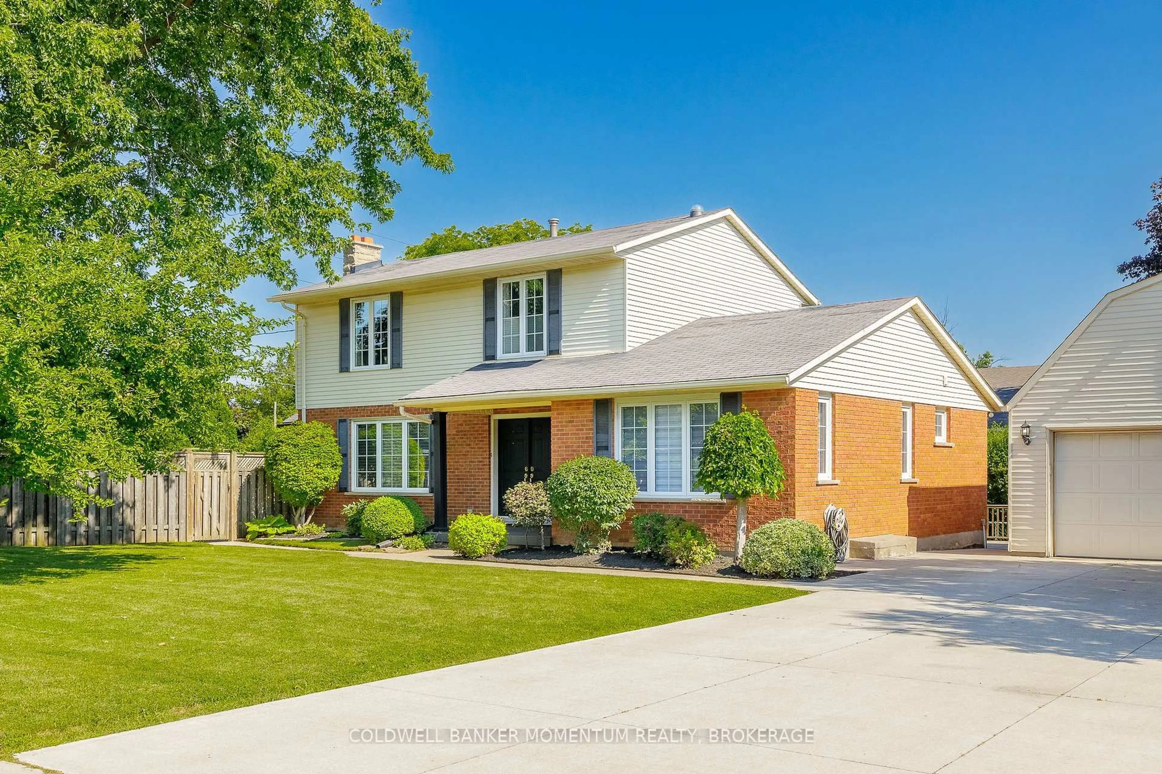 Home with brick exterior material, street for 212 Livingston Ave, Grimsby Ontario L3M 4V8