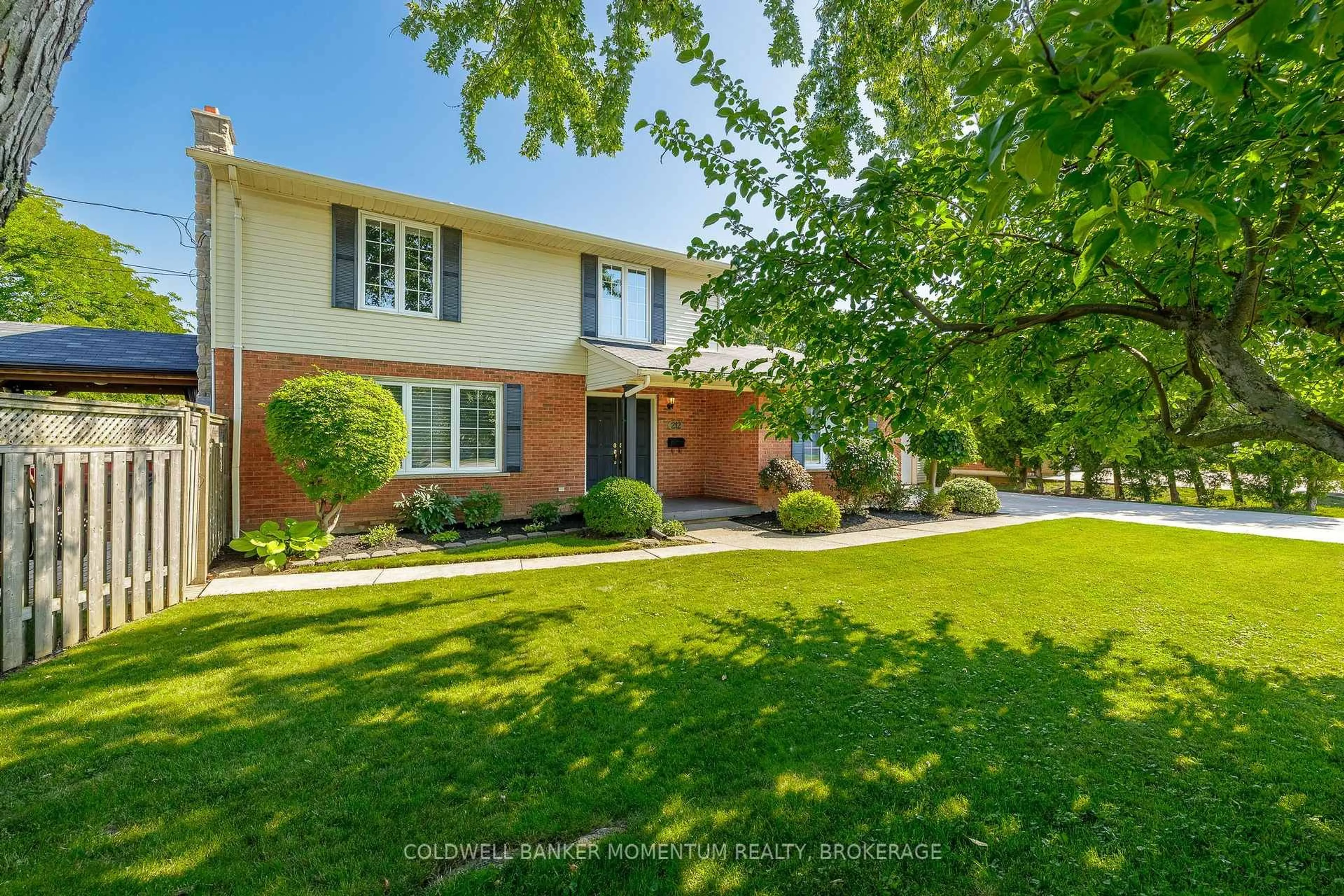 Home with brick exterior material, street for 212 Livingston Ave, Grimsby Ontario L3M 4V8