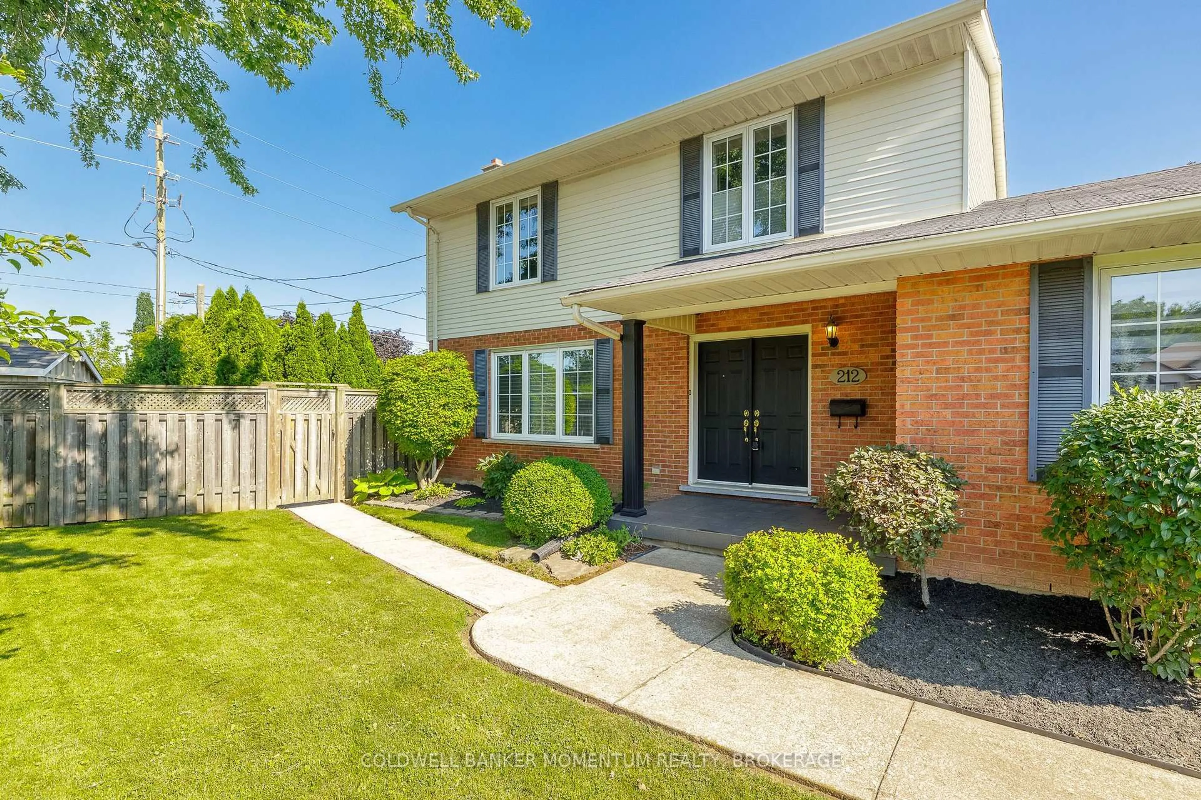 Home with brick exterior material, street for 212 Livingston Ave, Grimsby Ontario L3M 4V8