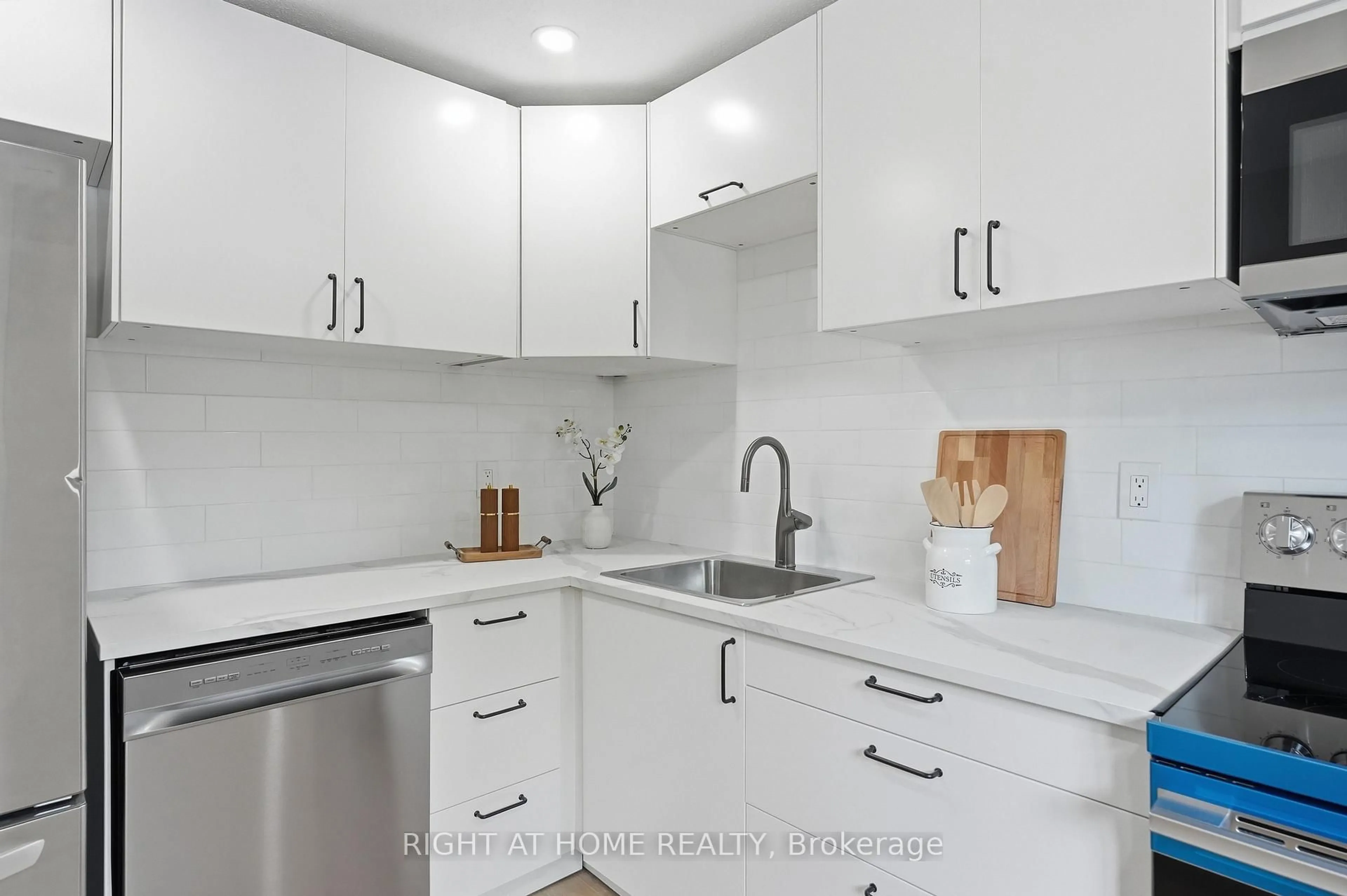 Standard kitchen, ceramic/tile floor for 7874 Jeanne D'arc Blvd #3, Ottawa Ontario K1C 2E9
