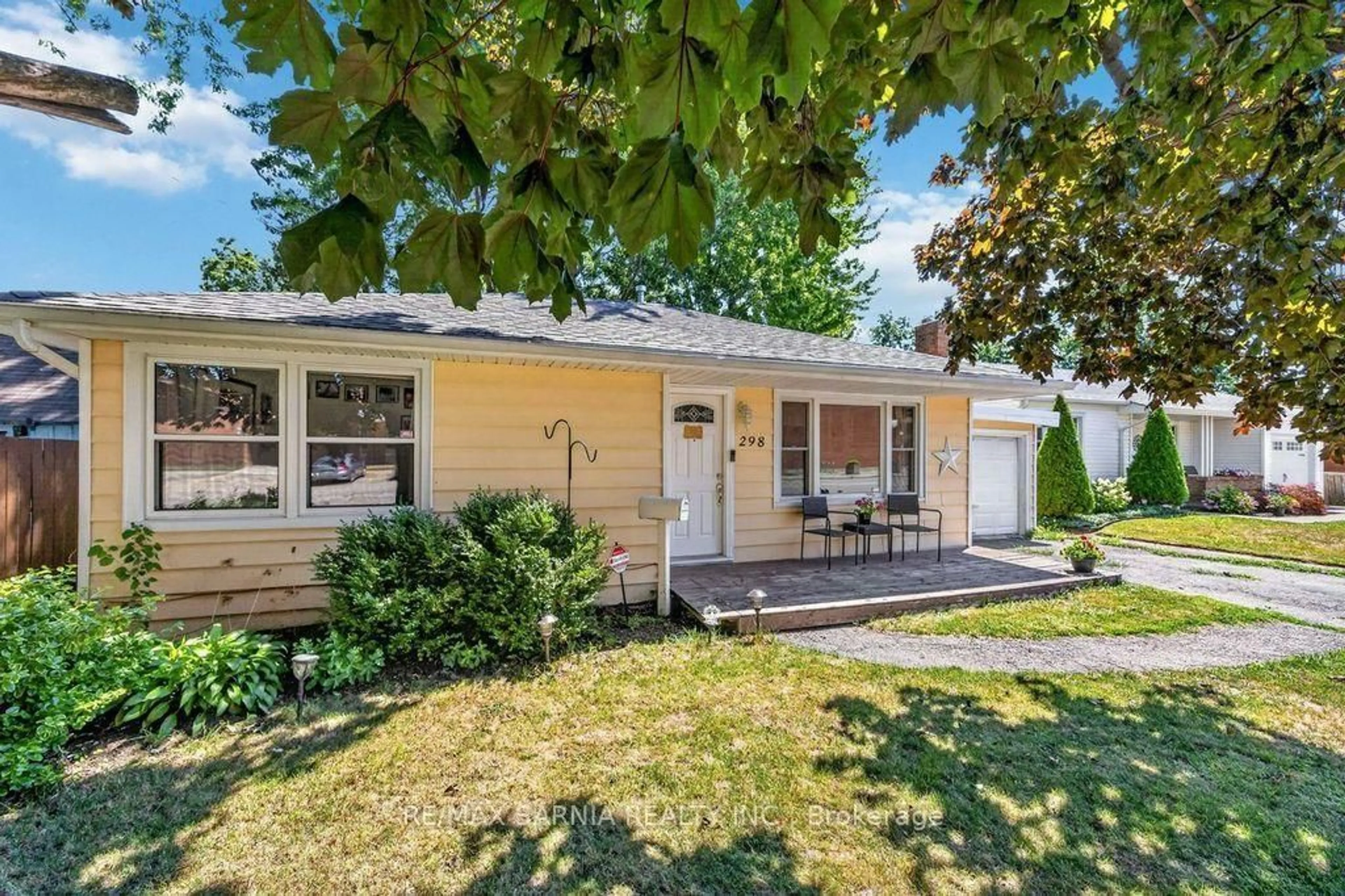 Home with vinyl exterior material, street for 298 Lorne Ave, Chatham-Kent Ontario N8A 3Z2