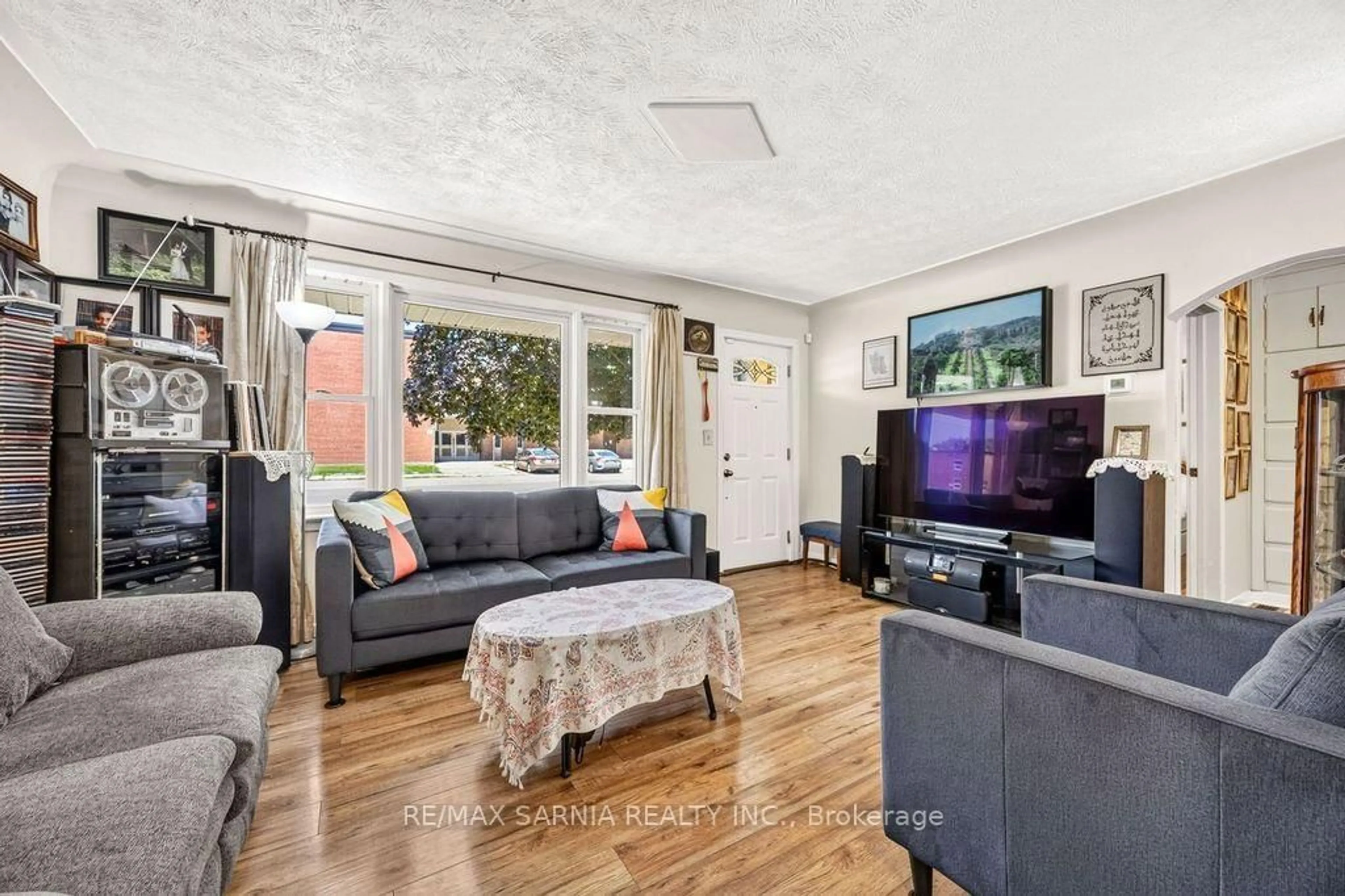 Living room with furniture, unknown for 298 Lorne Ave, Chatham-Kent Ontario N8A 3Z2