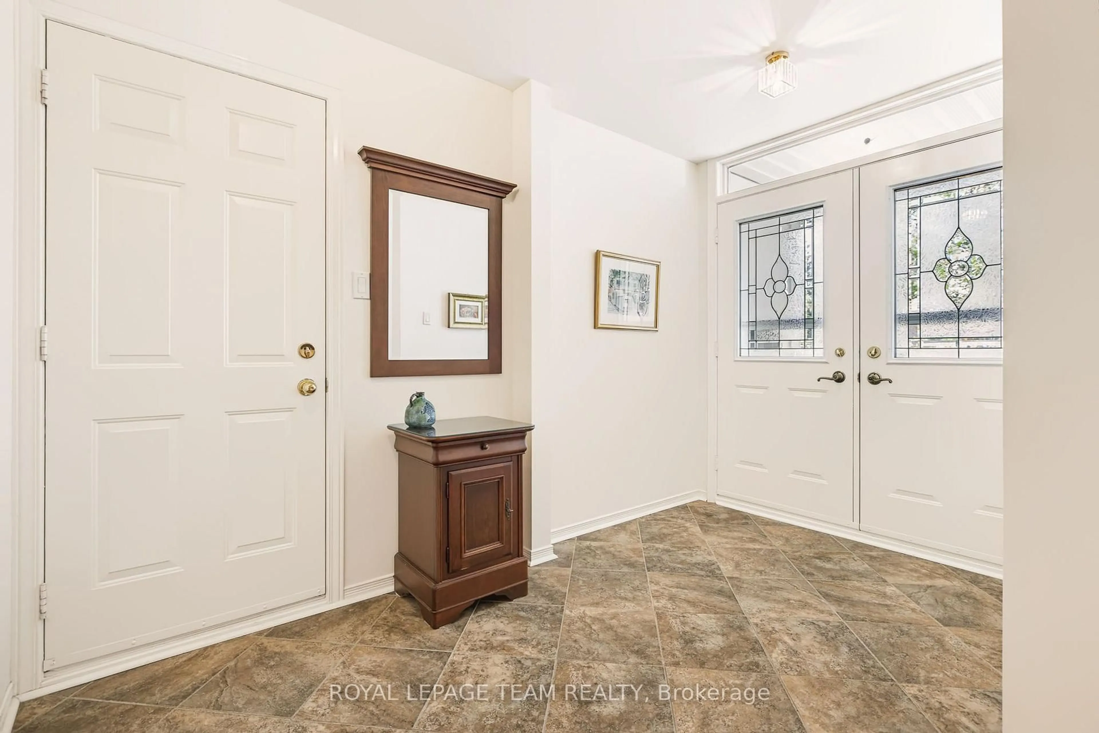 Indoor entryway for 19 Pine Needles Crt, Ottawa Ontario K2S 1G5