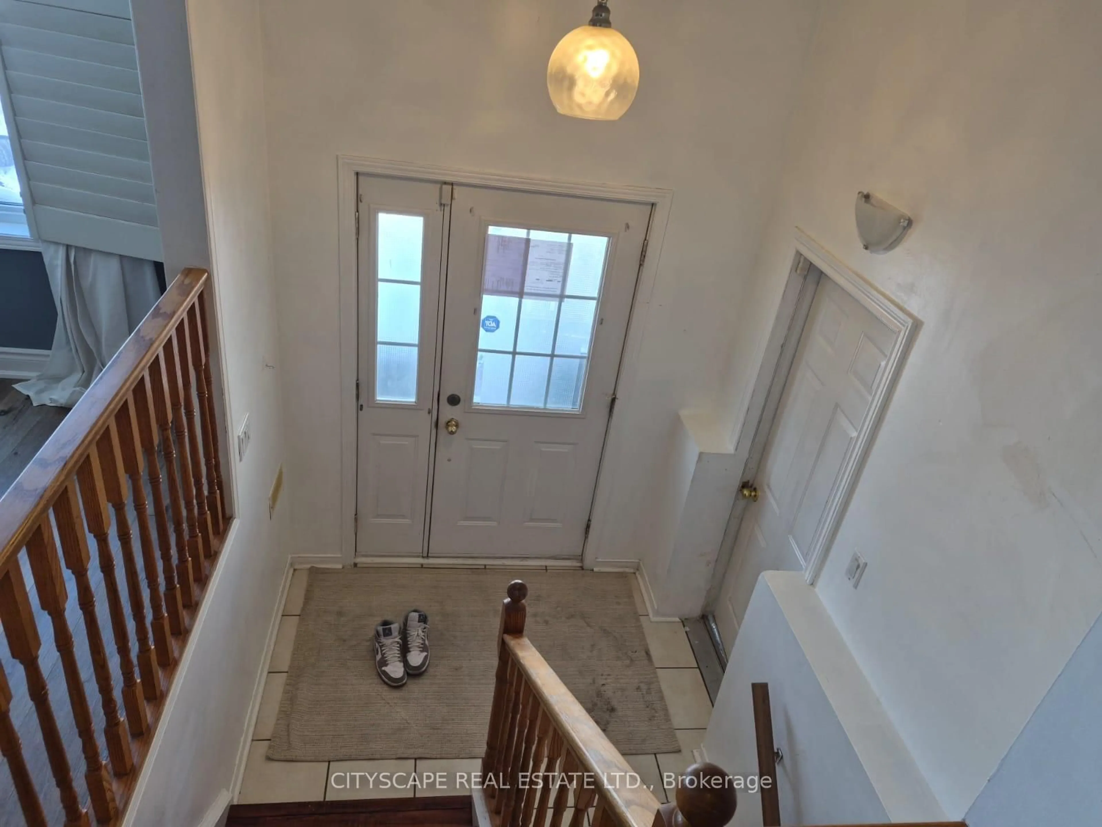 Indoor entryway for 60 Castlewood Pl, Cambridge Ontario N1R 8K6