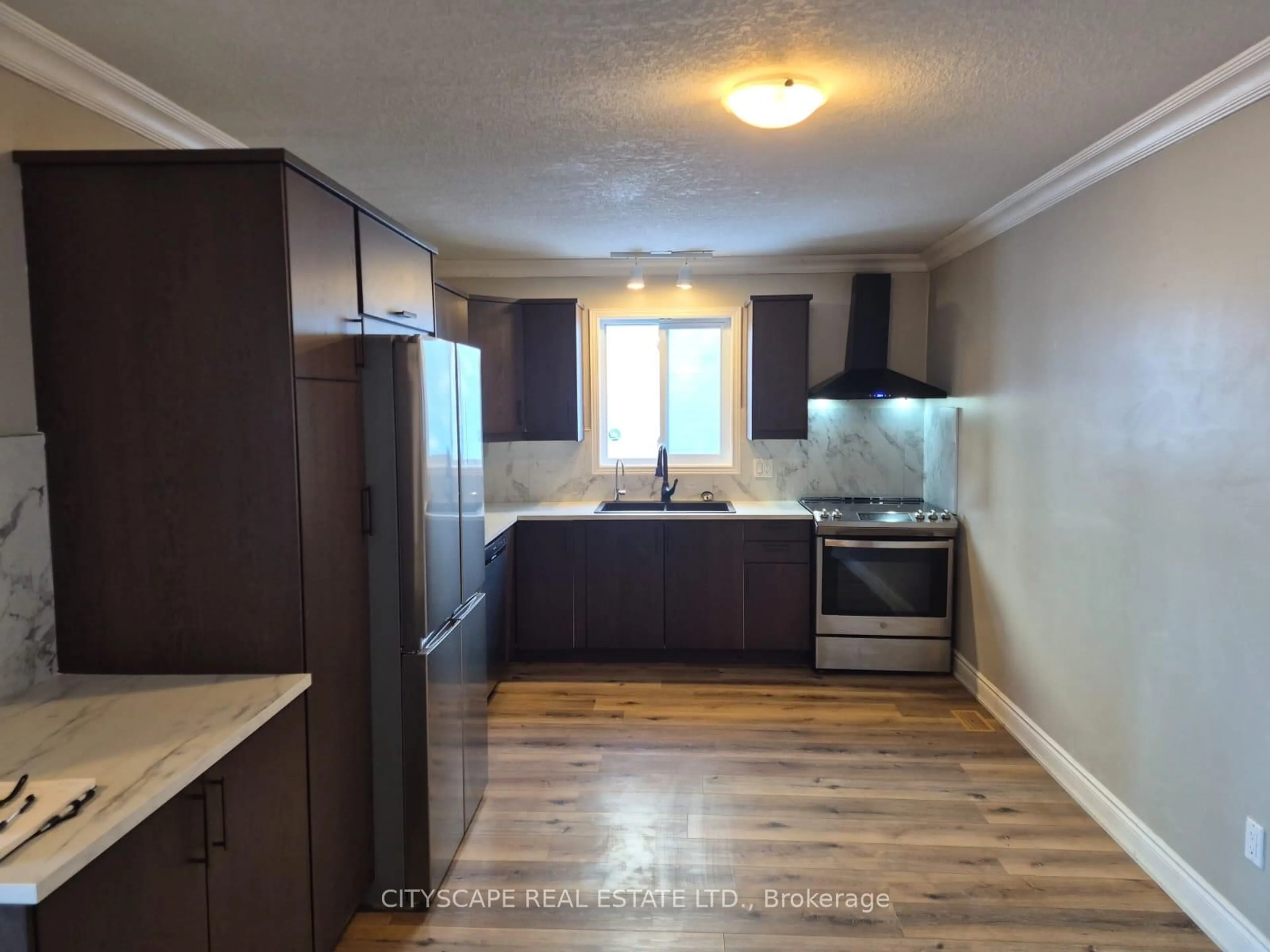 Standard kitchen, wood/laminate floor for 60 Castlewood Pl, Cambridge Ontario N1R 8K6