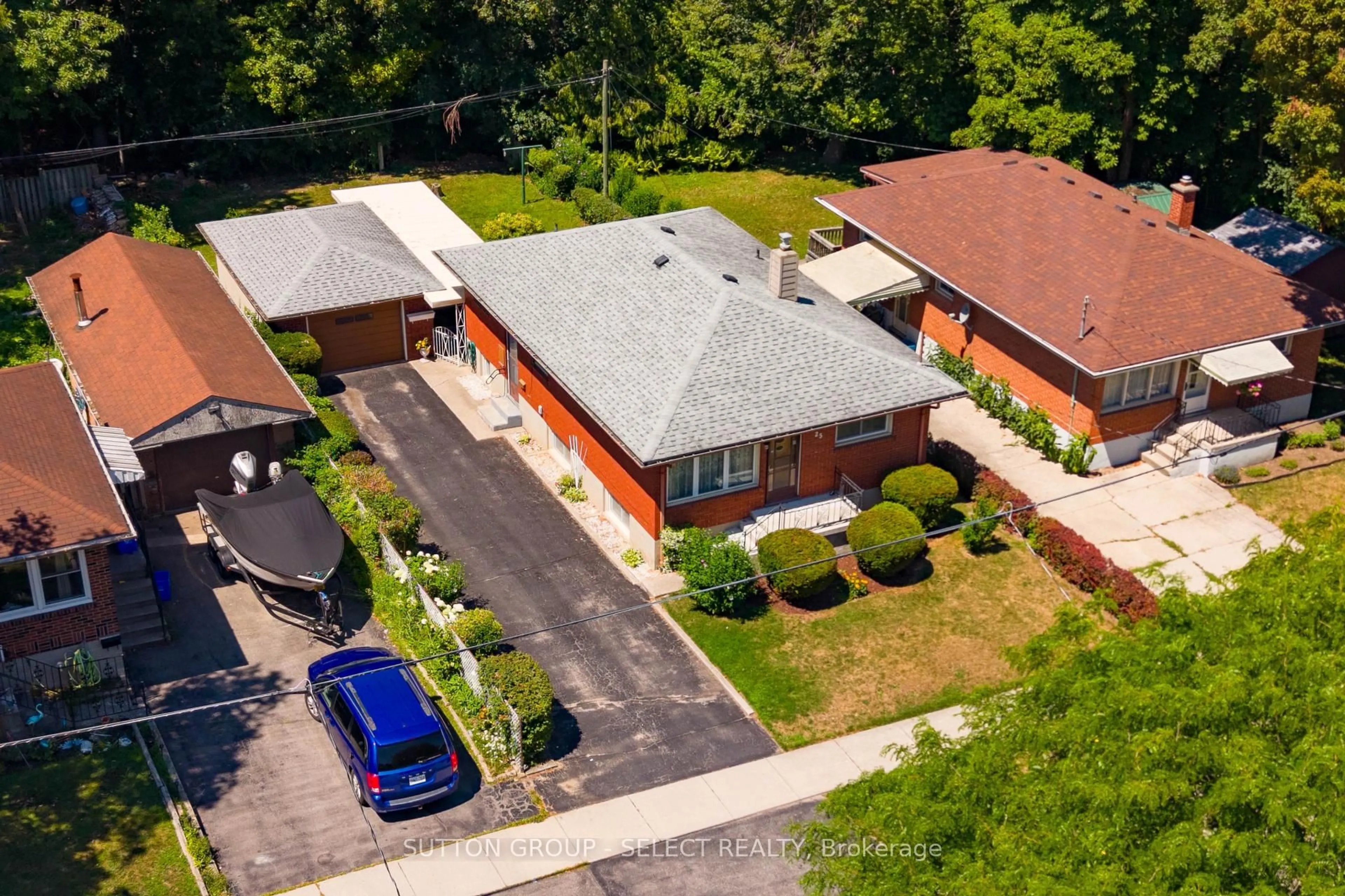 A pic from outside/outdoor area/front of a property/back of a property/a pic from drone, street for 25 Gladstone Ave, London South Ontario N5Z 3R2