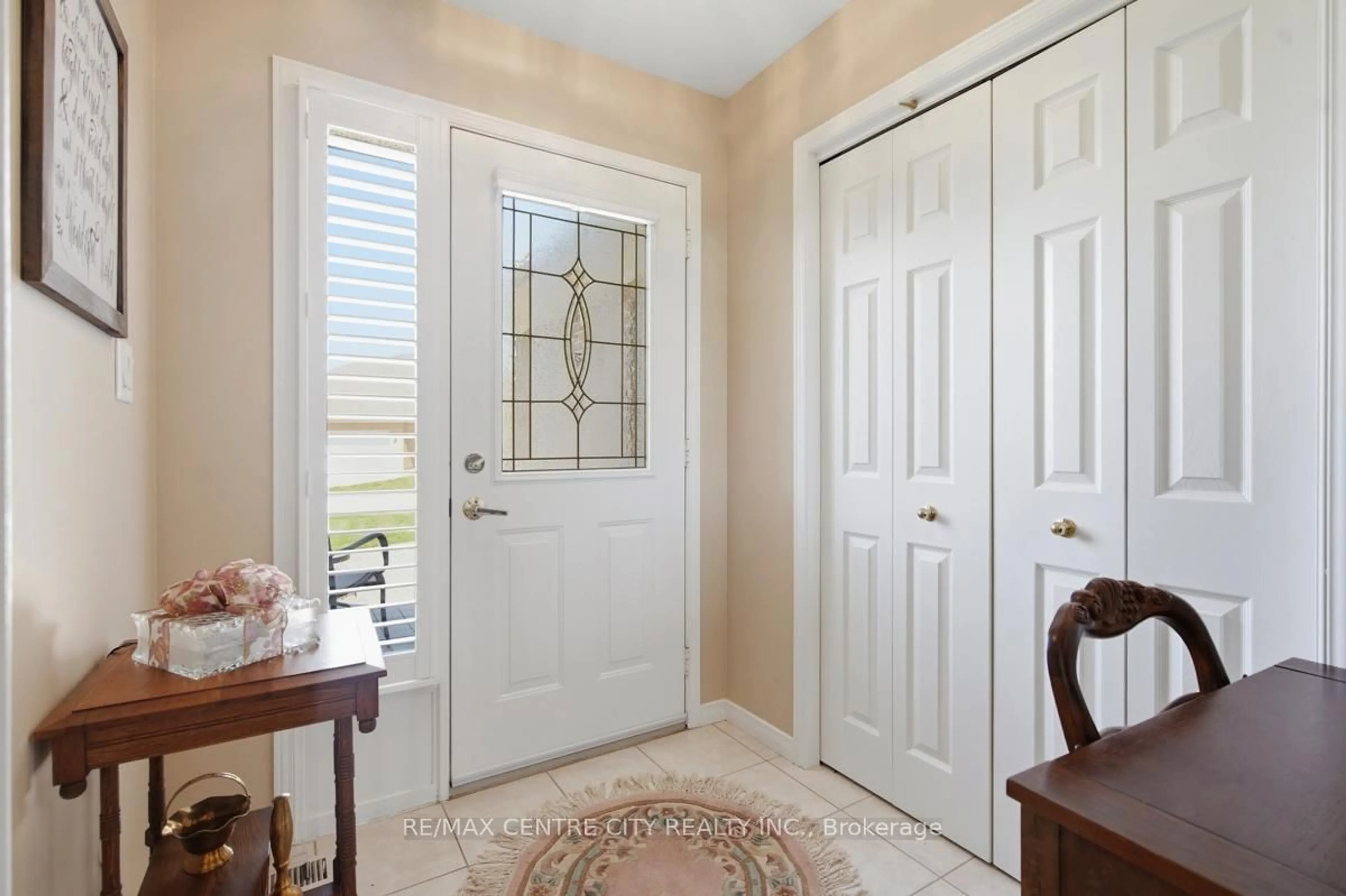 Indoor entryway for 48 Ilderbrook Circ, Middlesex Centre Ontario N0M 2A0