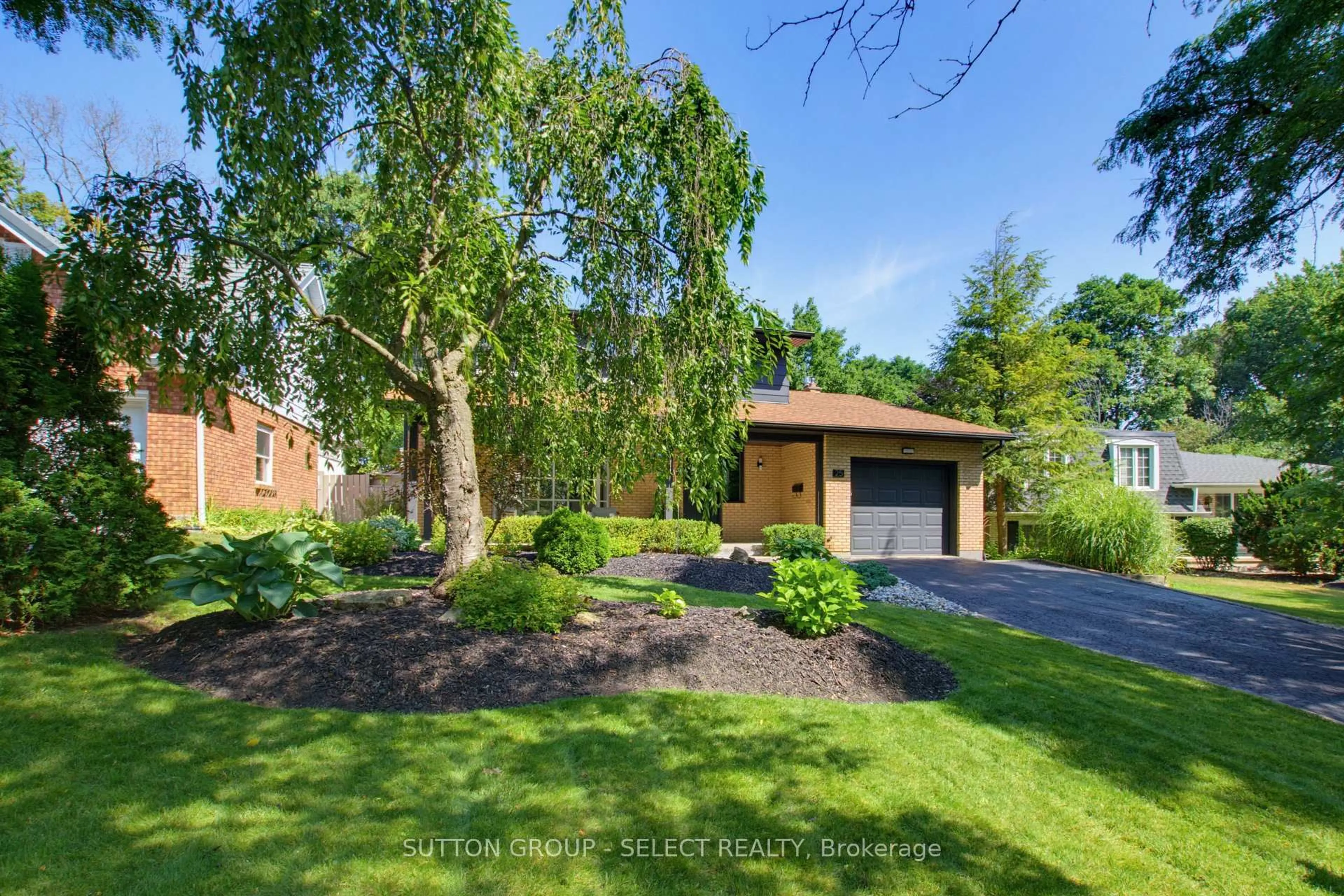 A pic from outside/outdoor area/front of a property/back of a property/a pic from drone, street for 25 Havenridge Cres, London North Ontario N6H 4L5