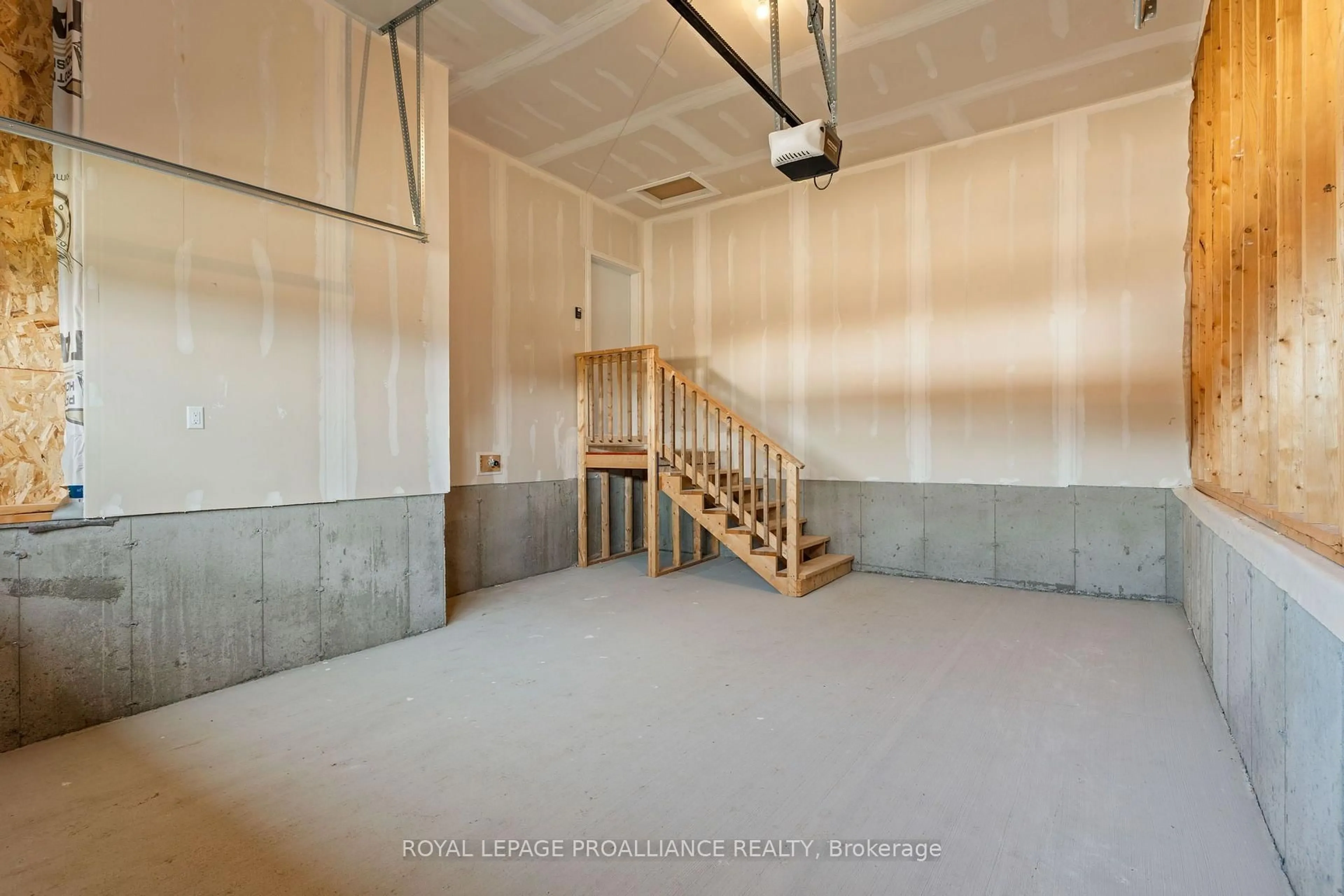 Indoor garage for 1054 Turner Dr, Brockville Ontario K6V 0G8