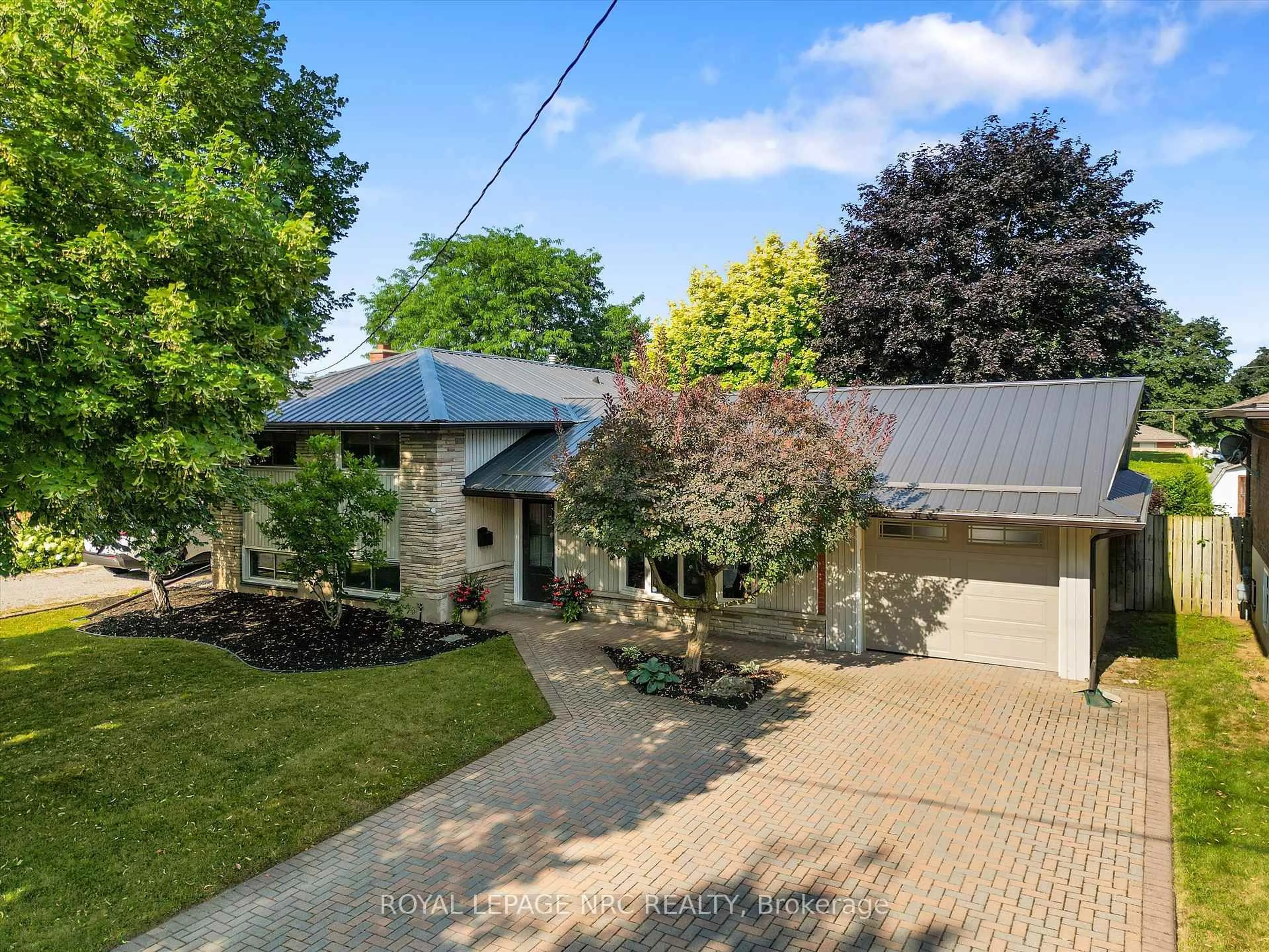 A pic from outside/outdoor area/front of a property/back of a property/a pic from drone, street for 43 Howard Ave, St. Catharines Ontario L2N 3W8