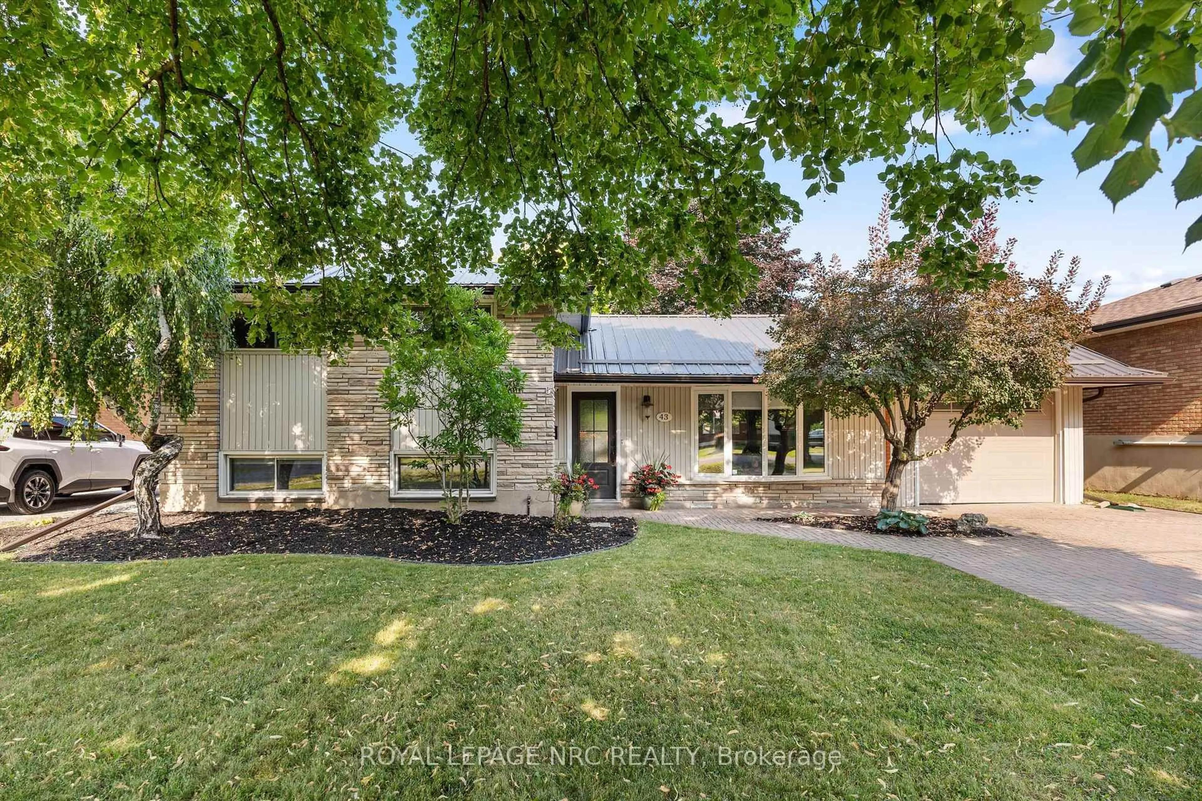 A pic from outside/outdoor area/front of a property/back of a property/a pic from drone, street for 43 Howard Ave, St. Catharines Ontario L2N 3W8