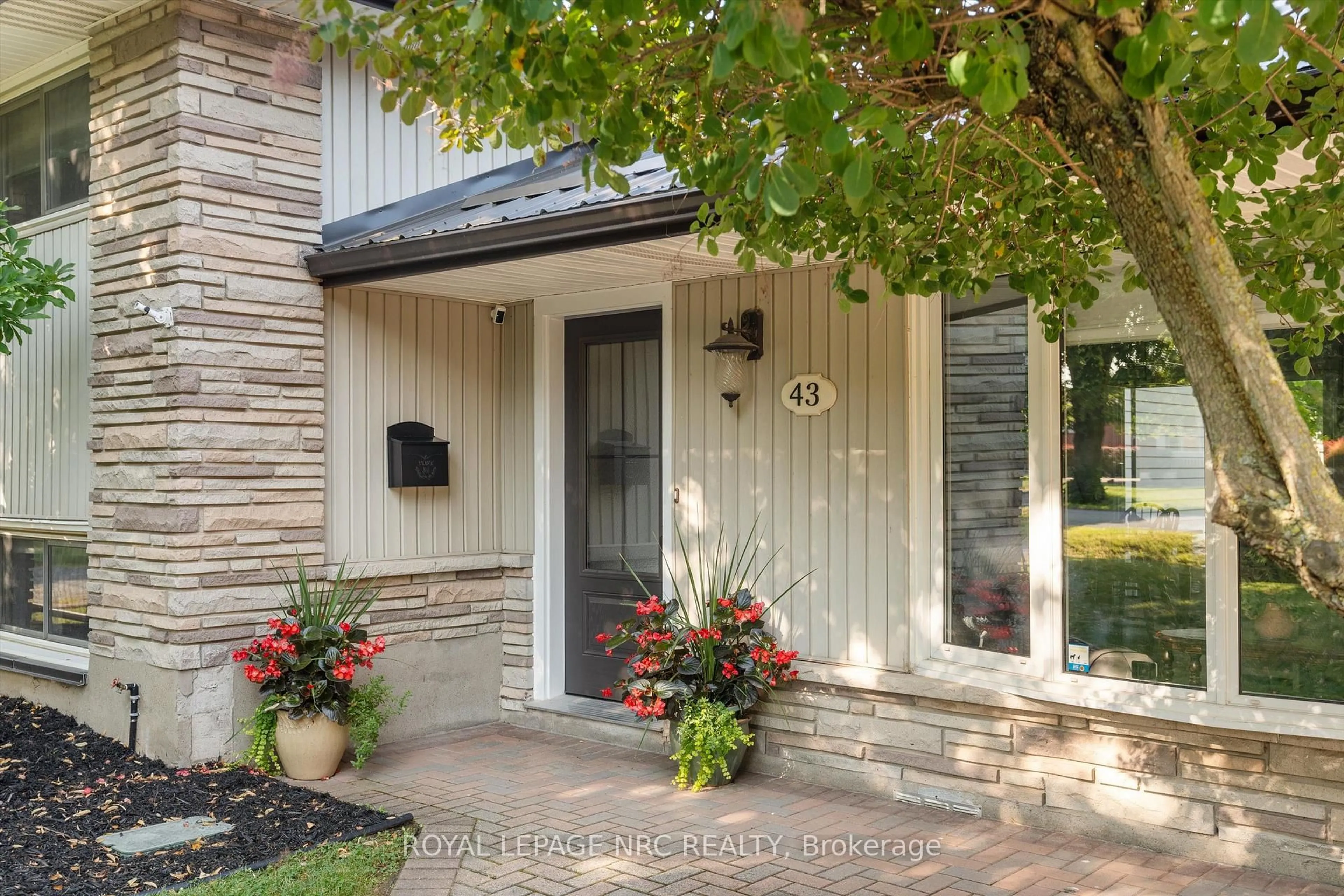 Indoor entryway for 43 Howard Ave, St. Catharines Ontario L2N 3W8