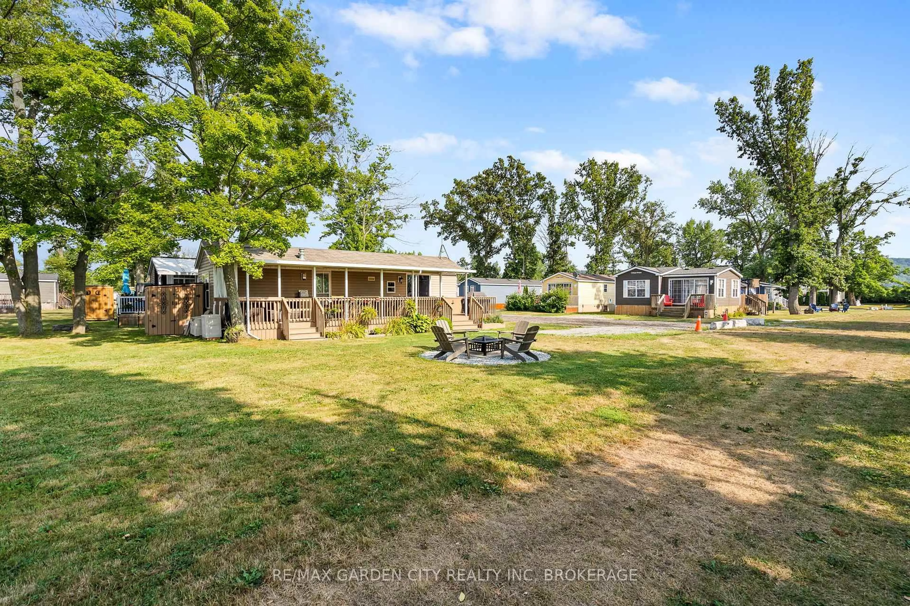 A pic from outside/outdoor area/front of a property/back of a property/a pic from drone, unknown for 1501 LINE 8 Rd #264, Niagara-on-the-Lake Ontario L0S 1J0