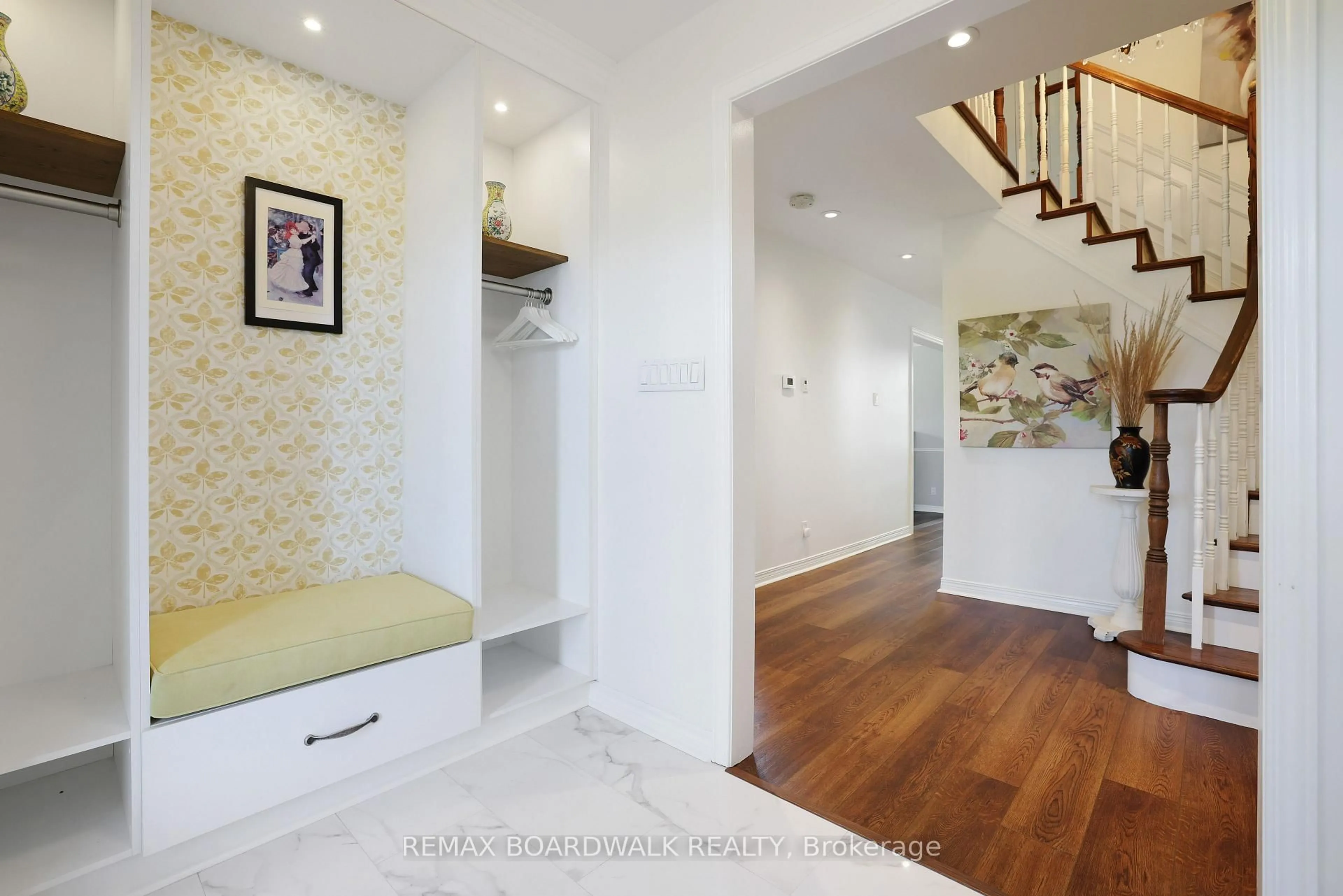 Indoor entryway for 1375 March Vall MARCH VALLEY Rd, Ottawa Ontario K2K 1X7