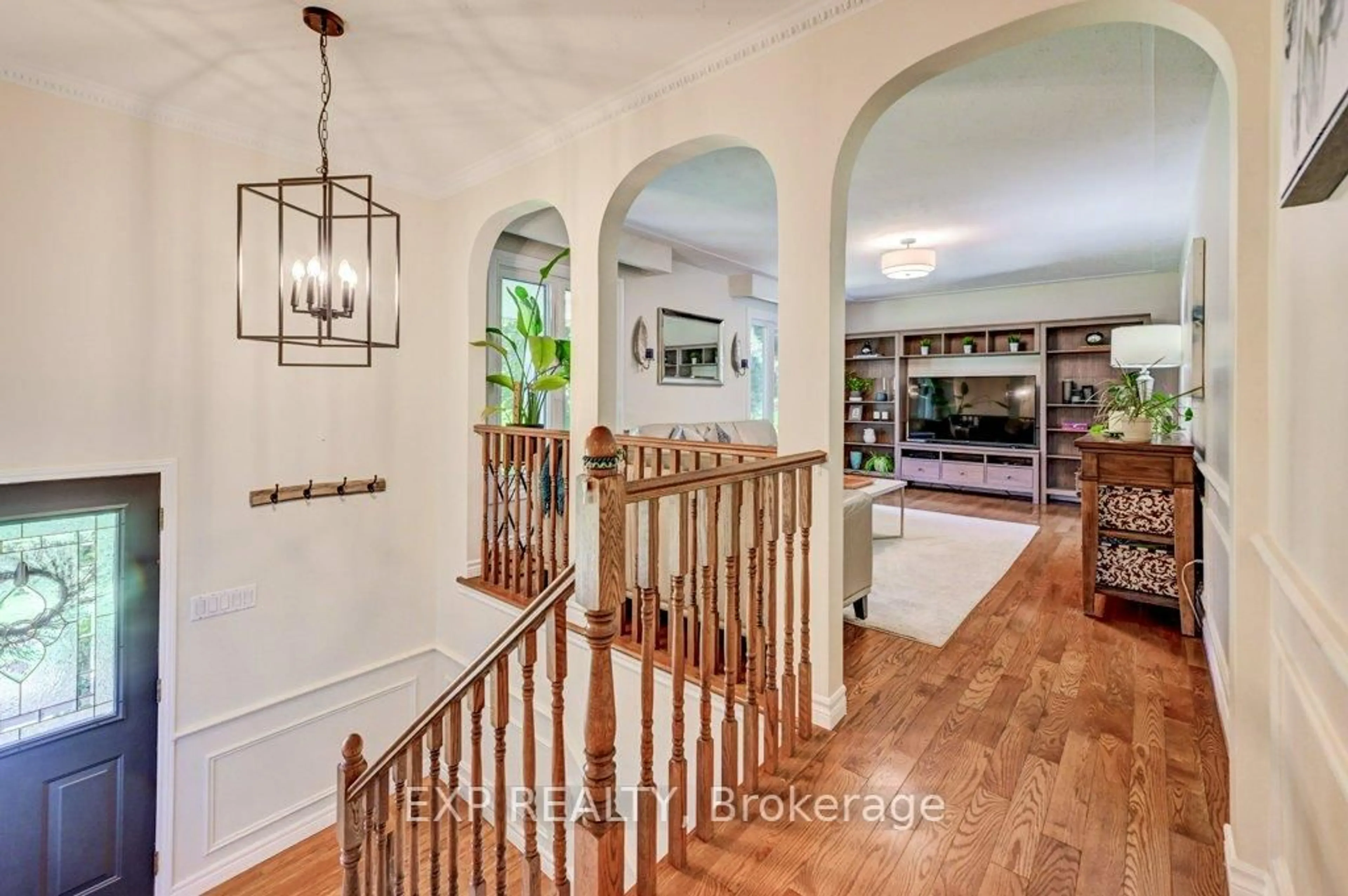 Indoor entryway for 194 Dundas St, Hamilton Ontario L8N 2Z7
