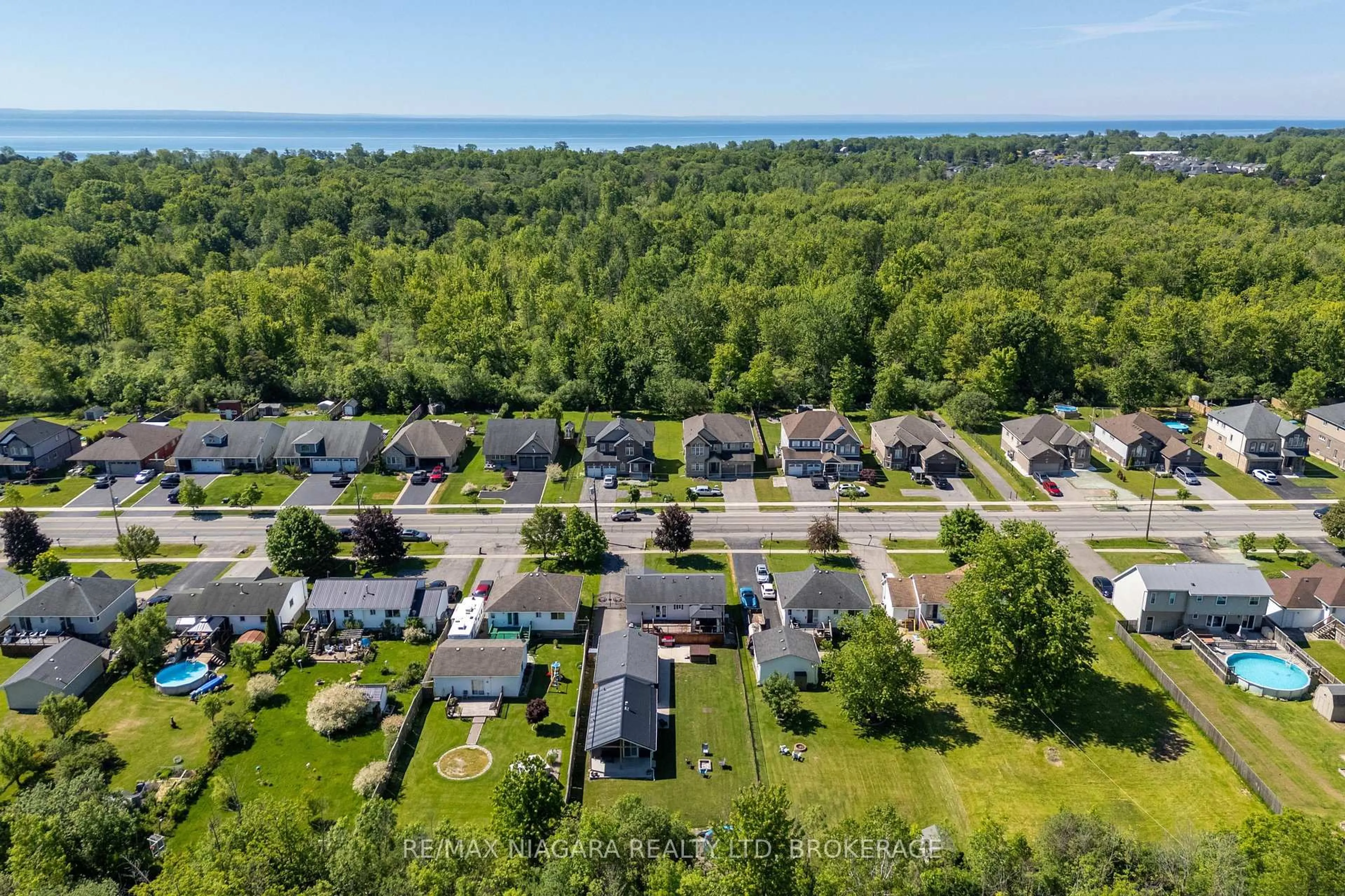 A pic from outside/outdoor area/front of a property/back of a property/a pic from drone, water/lake/river/ocean view for 3482 Dominion Rd, Fort Erie Ontario L0S 1N0