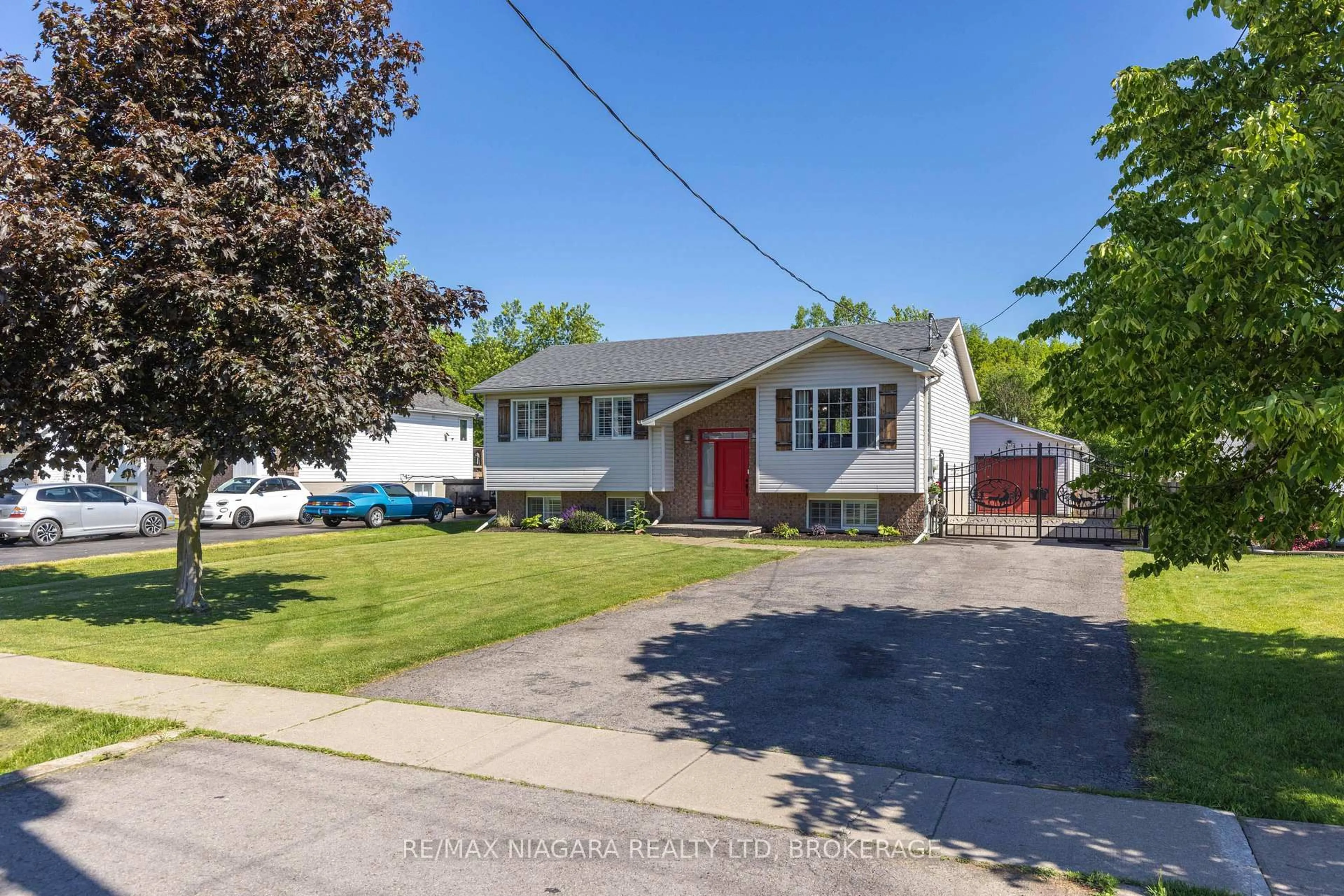 A pic from outside/outdoor area/front of a property/back of a property/a pic from drone, street for 3482 Dominion Rd, Fort Erie Ontario L0S 1N0